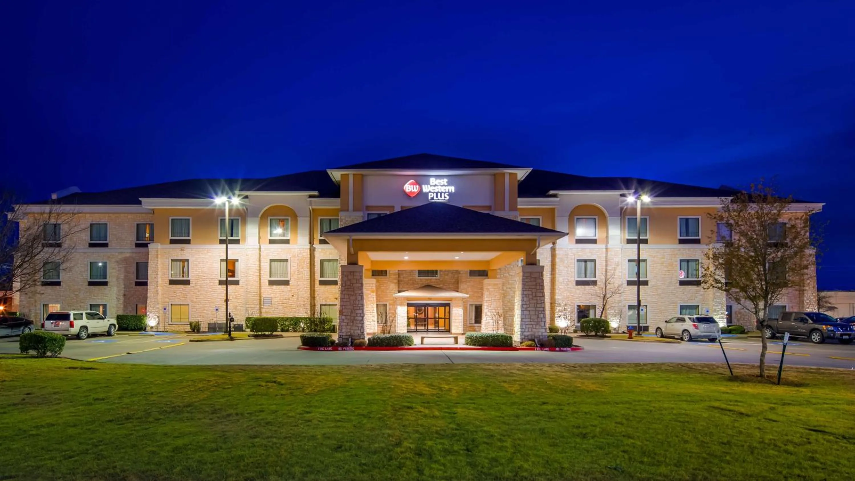 Property building in Best Western Plus Christopher Inn & Suites