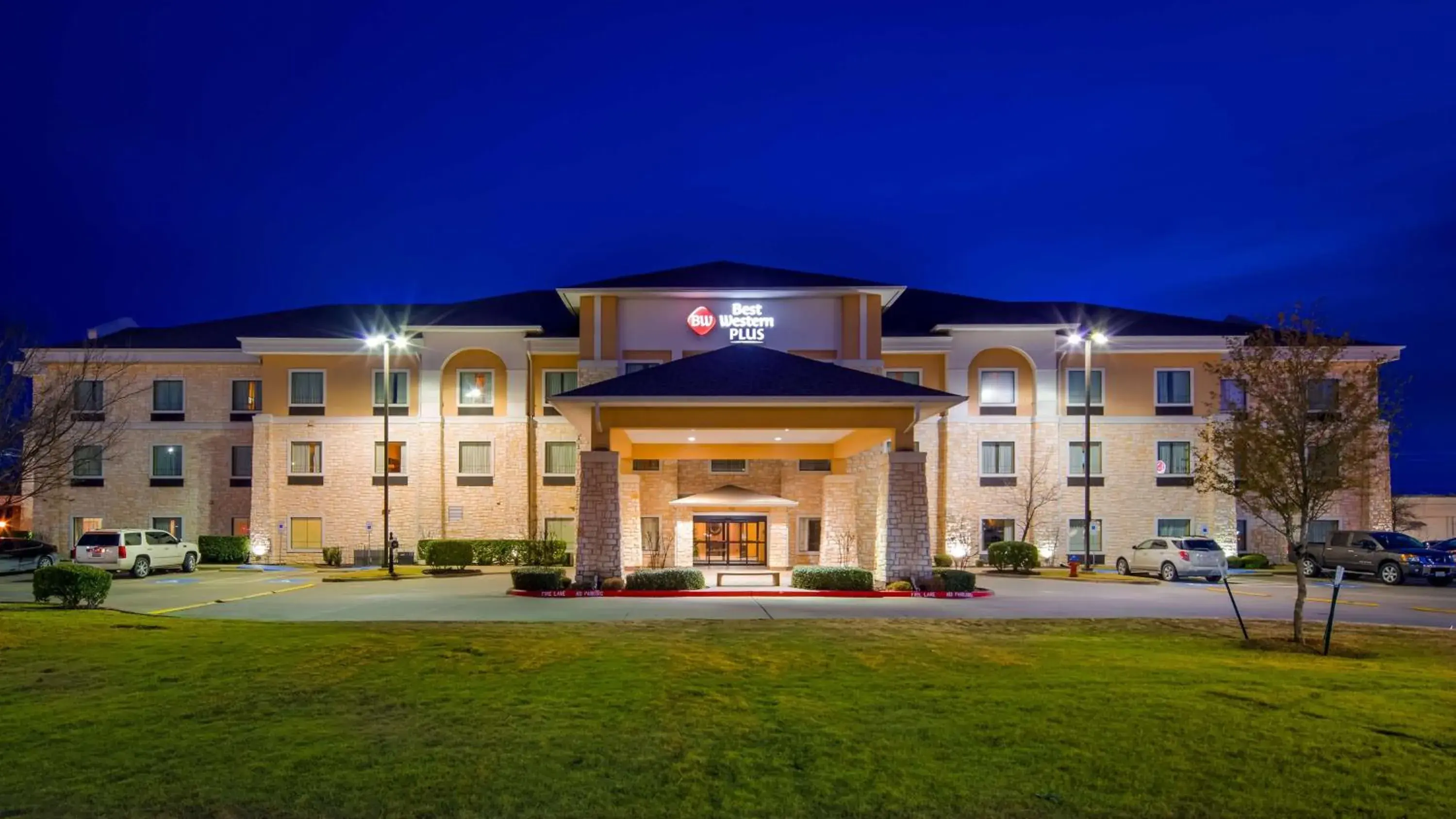 Property building in Best Western Plus Christopher Inn & Suites Property building in Best Western Plus Christopher Inn & Suites