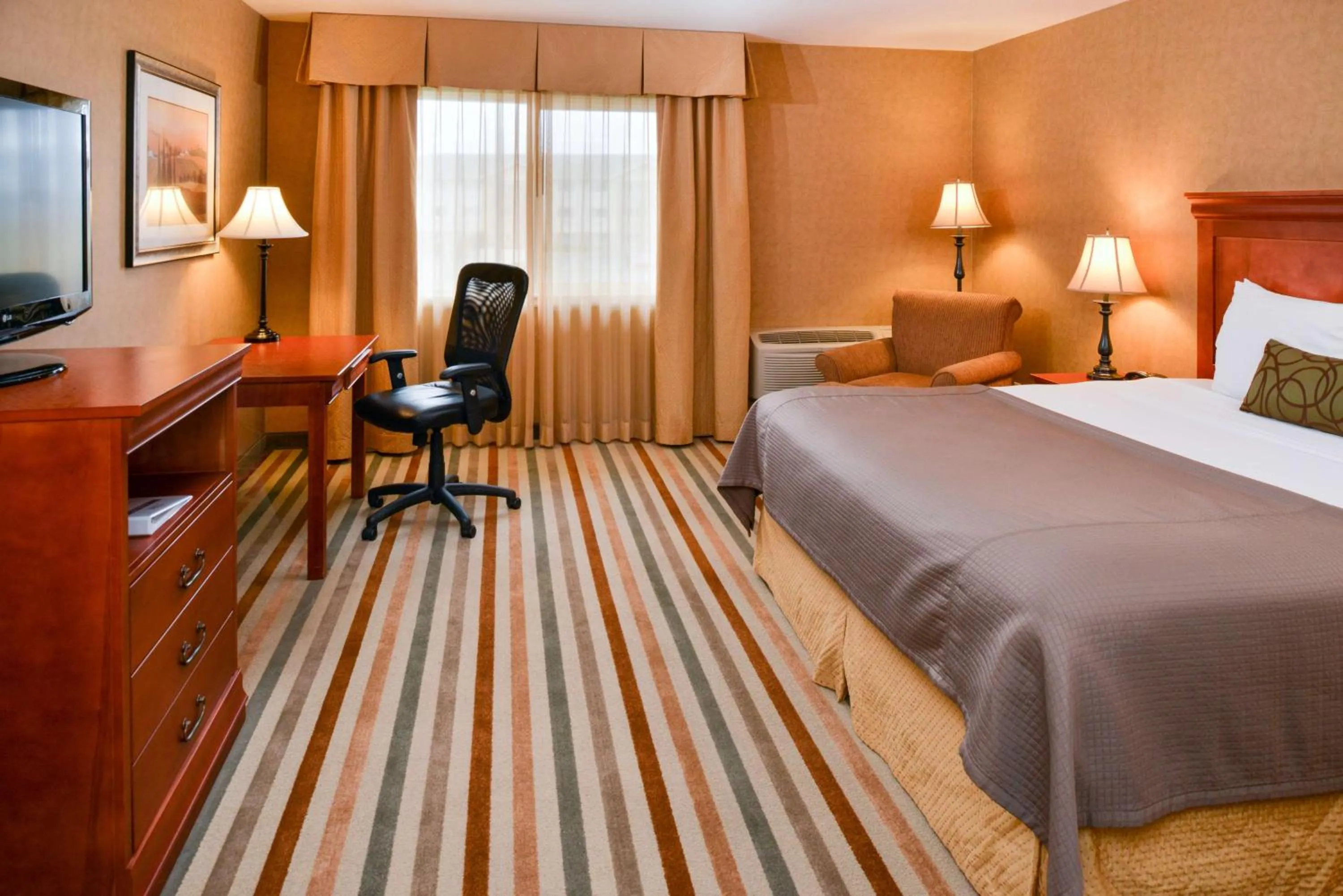 Photo of the whole room, Bed in Best Western Pendleton Inn