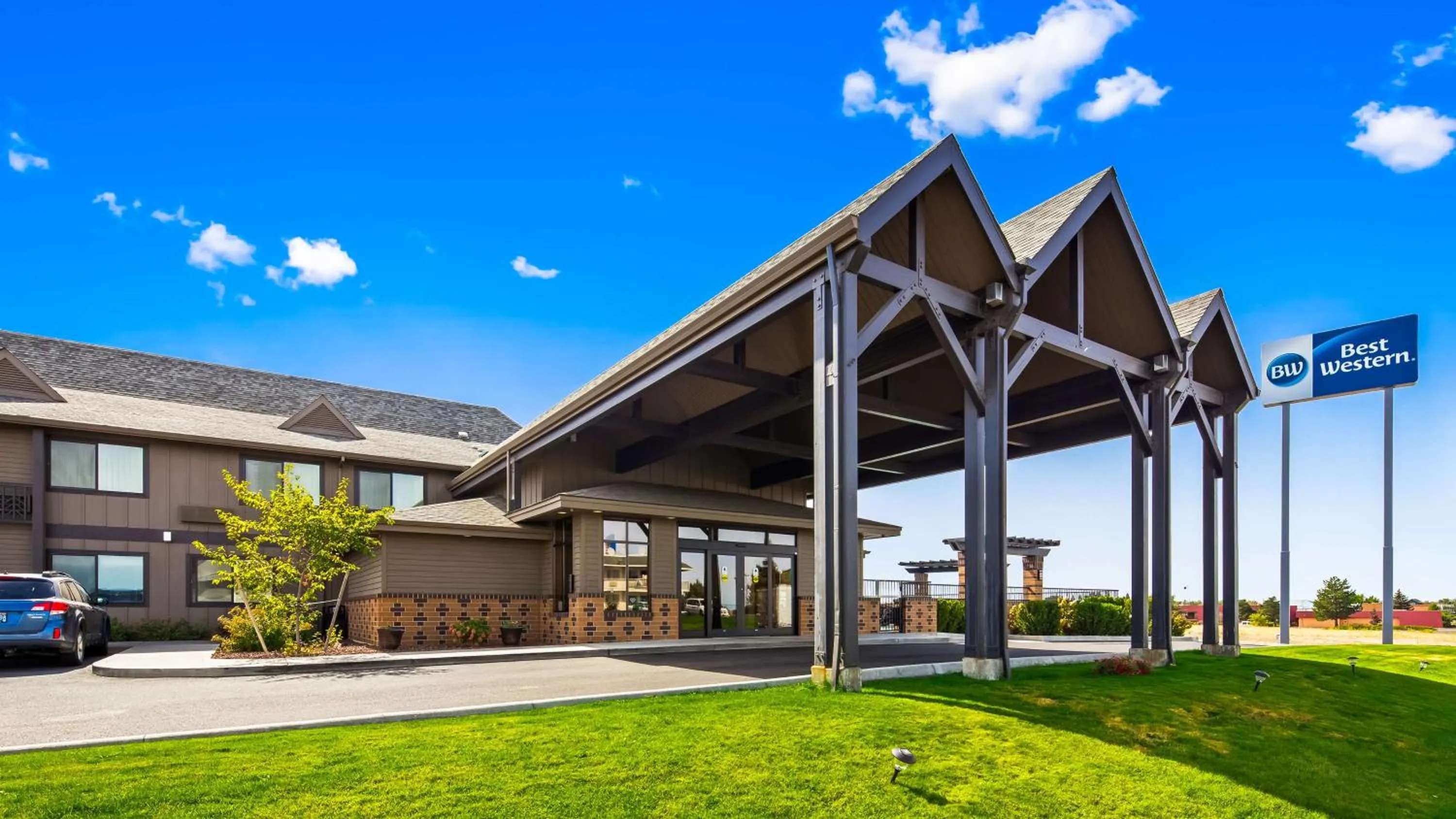 Property building in Best Western Pendleton Inn