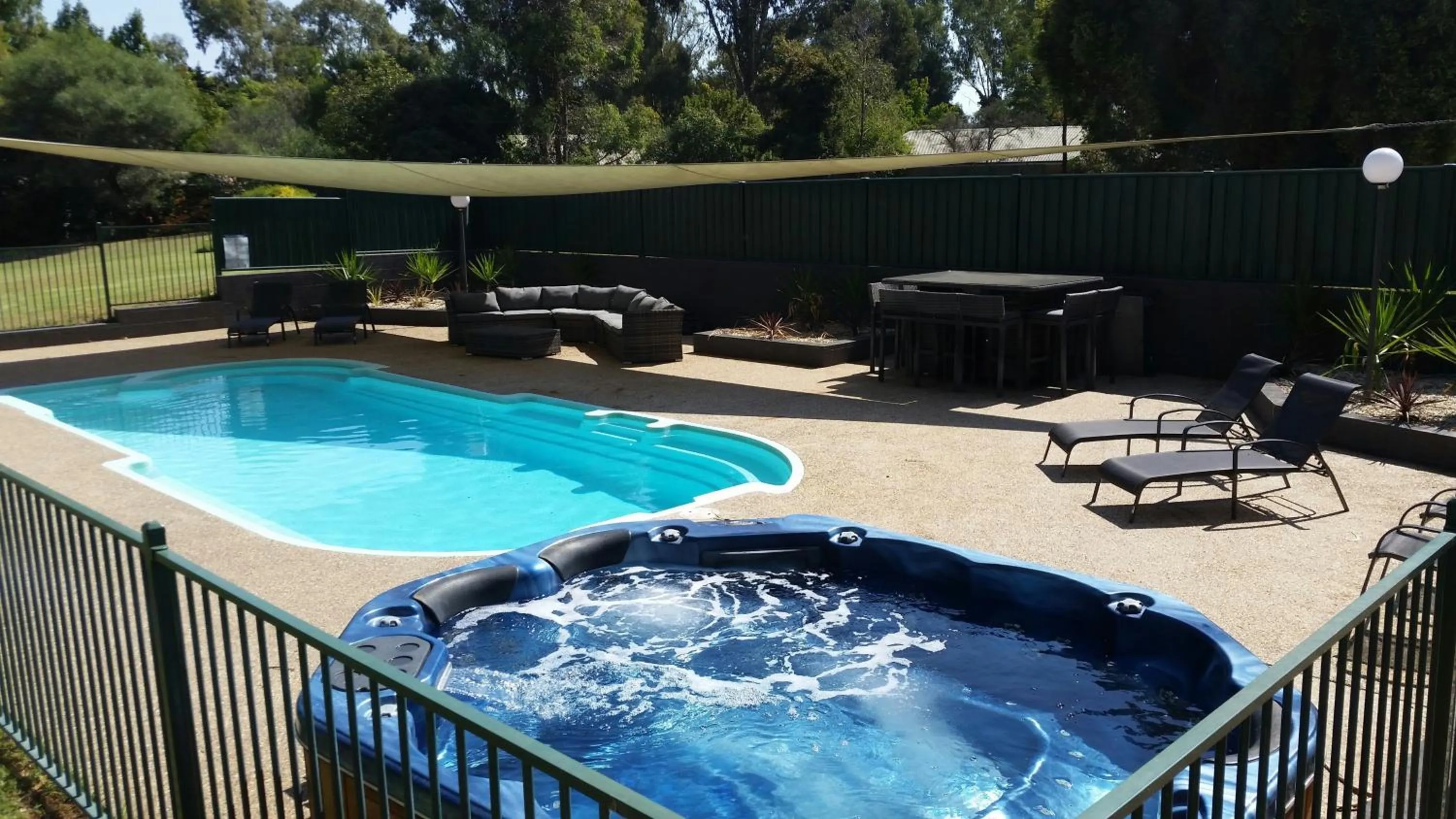 Hot Tub in Tocumwal Early Settlers Motel