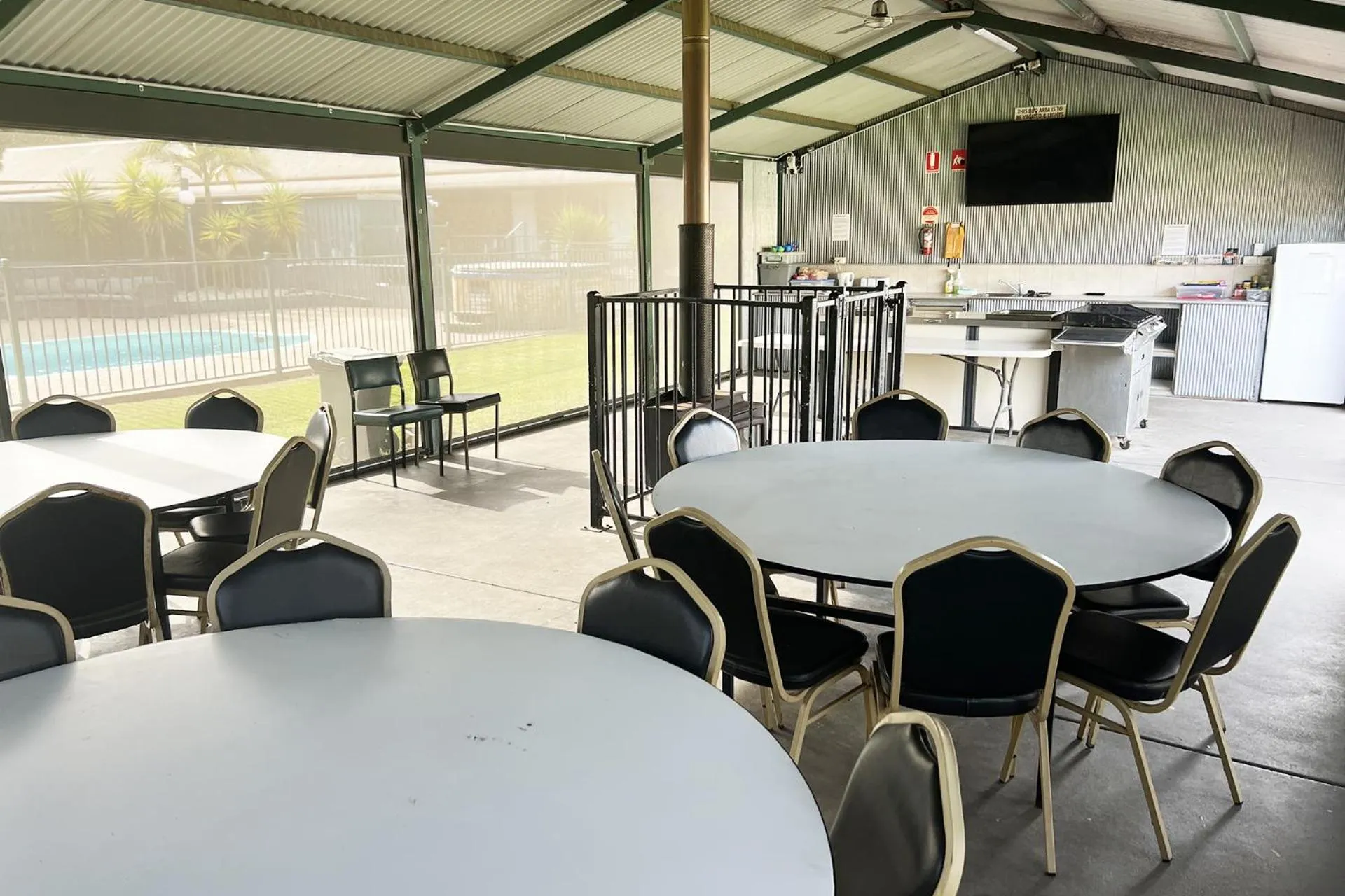 BBQ facilities in Tocumwal Early Settlers Motel