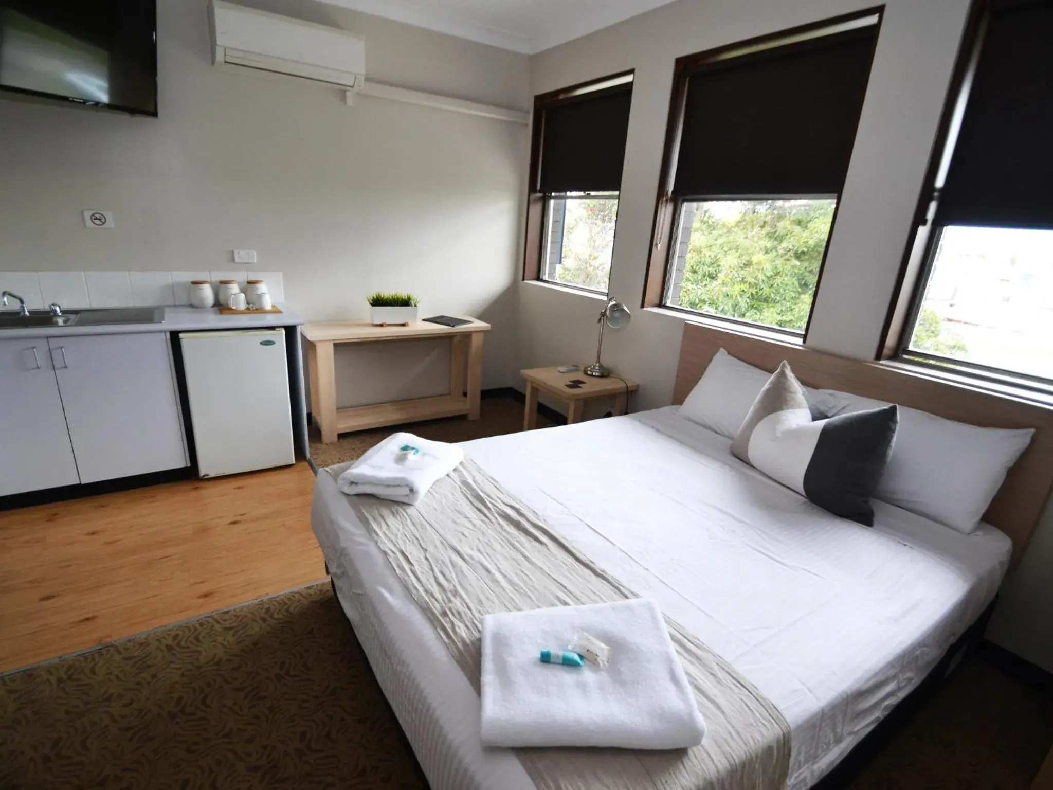 Bedroom, Bed in Crossroads Hotel Bedroom, Bed in Crossroads Hotel