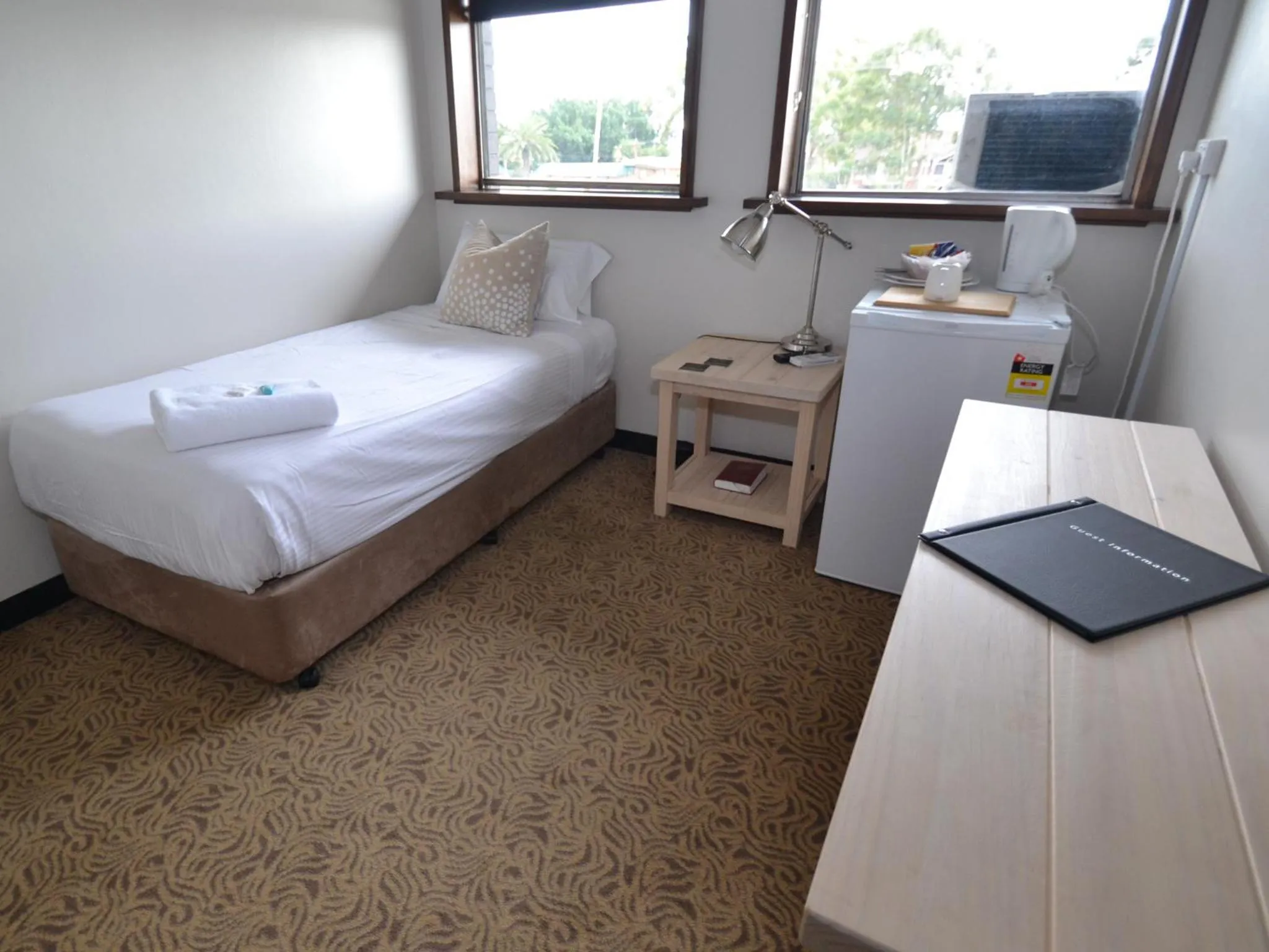 Bedroom, Bed in Crossroads Hotel