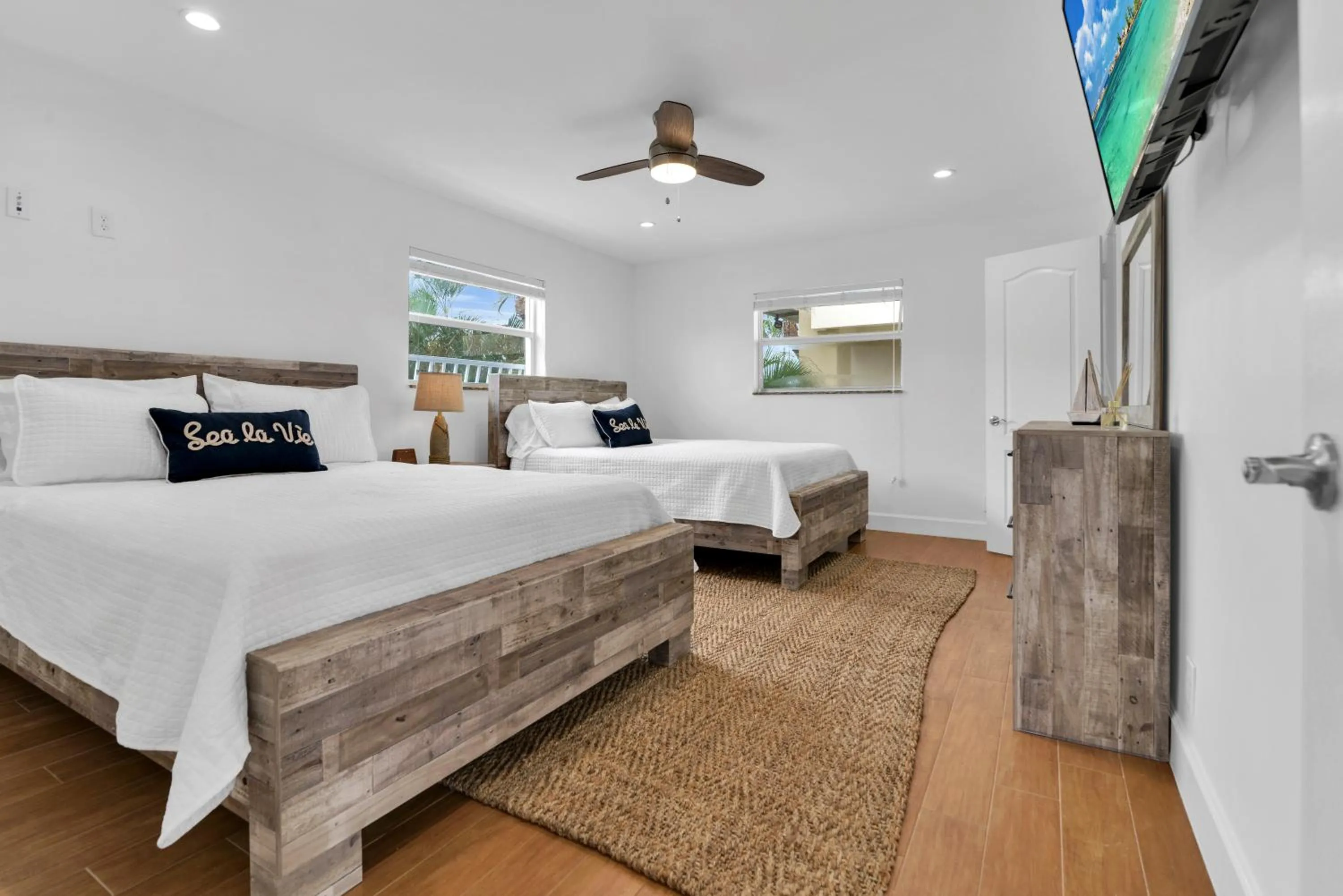 Bedroom, Bed in The Shores Hotel