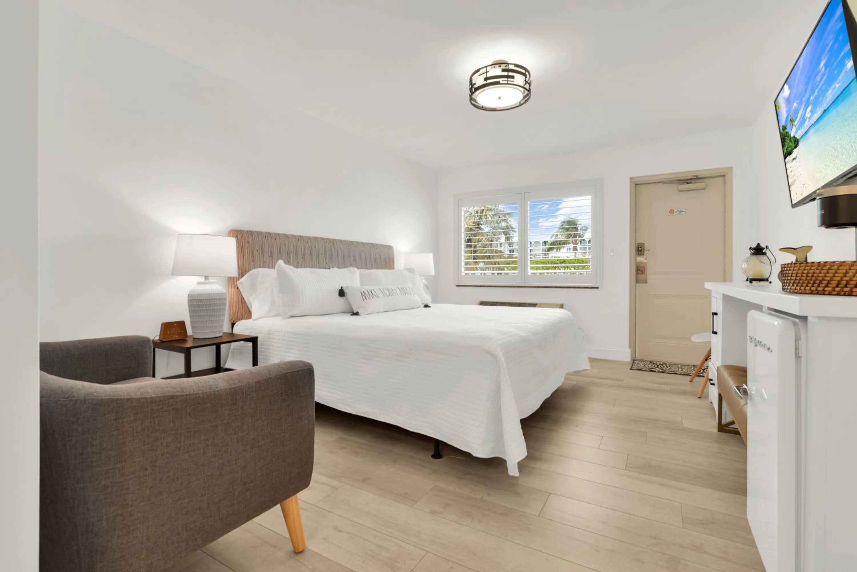 Bedroom, Bed in The Shores Hotel