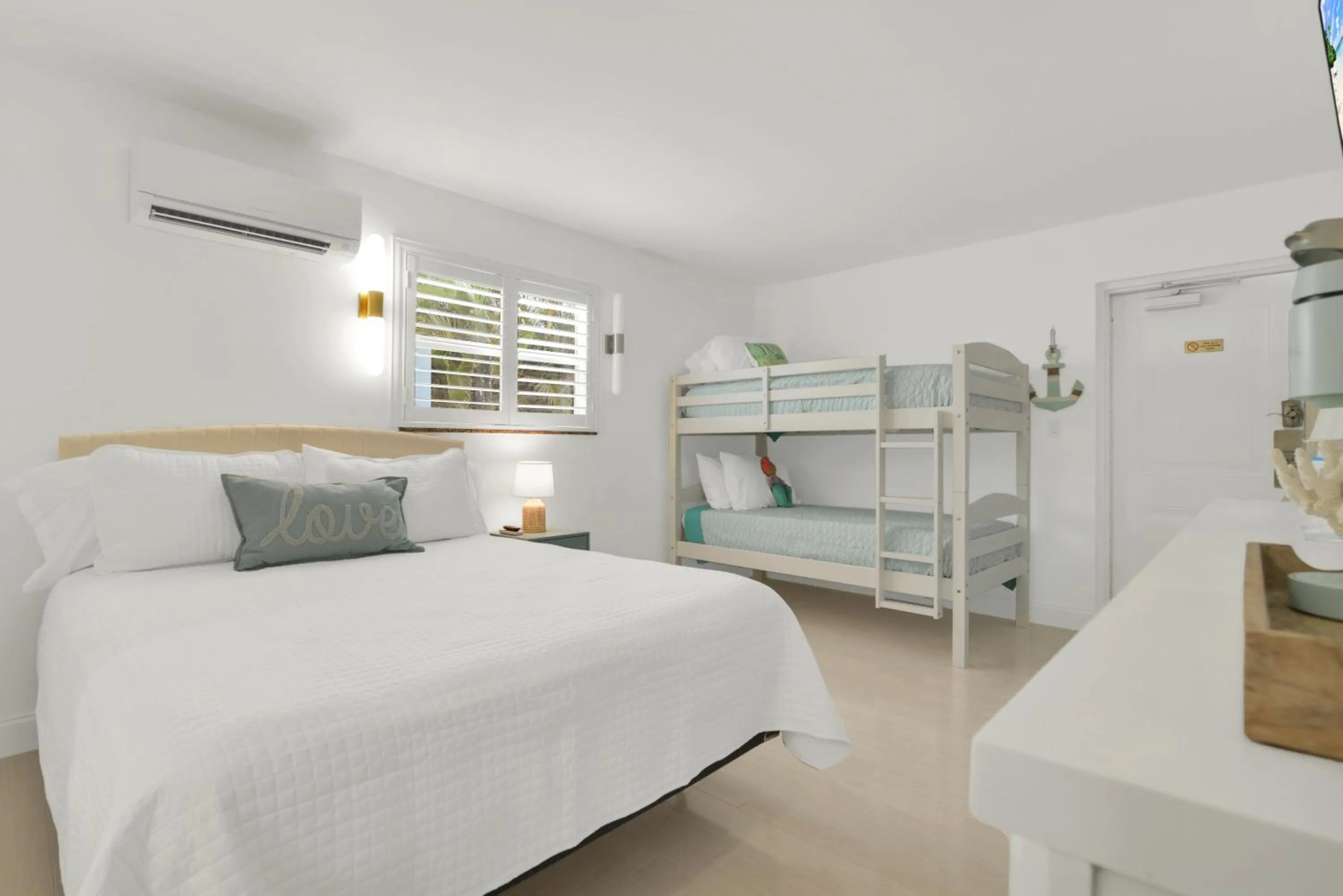 Bedroom, Bed in The Shores Hotel