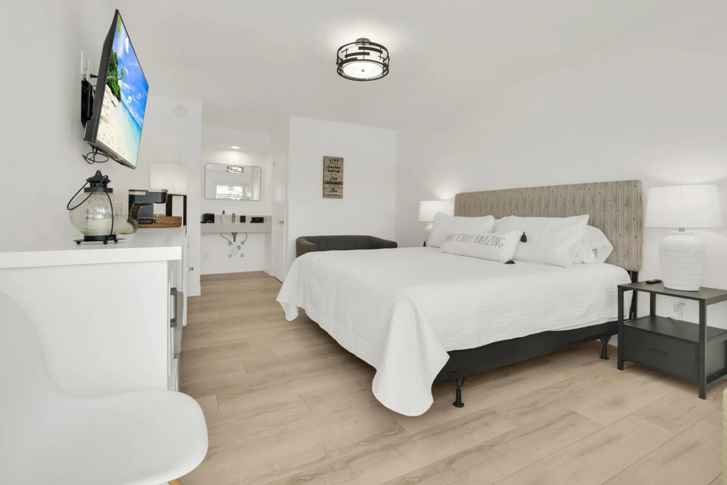 Bedroom, Bed in The Shores Hotel