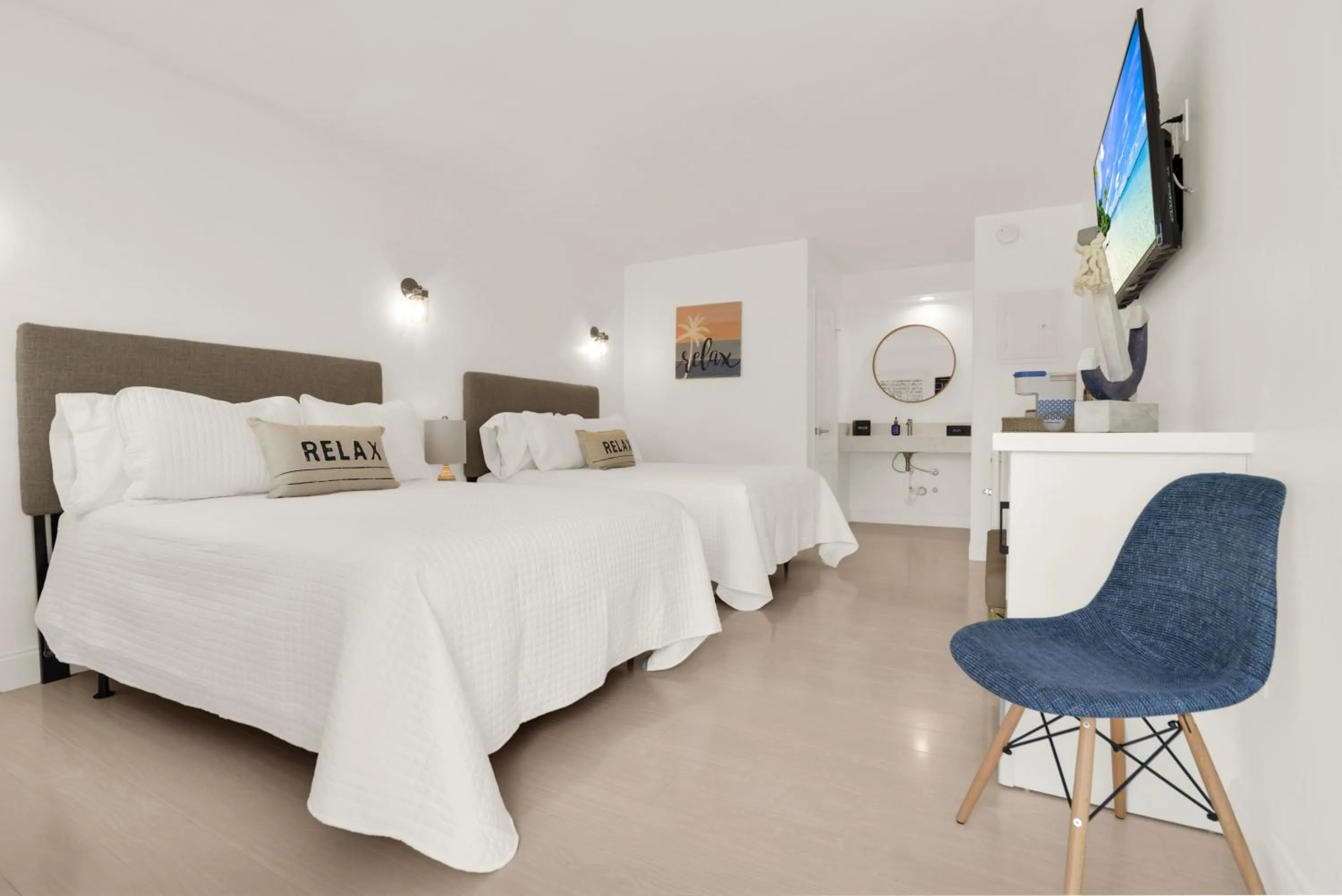 Bathroom, Bed in The Shores Hotel