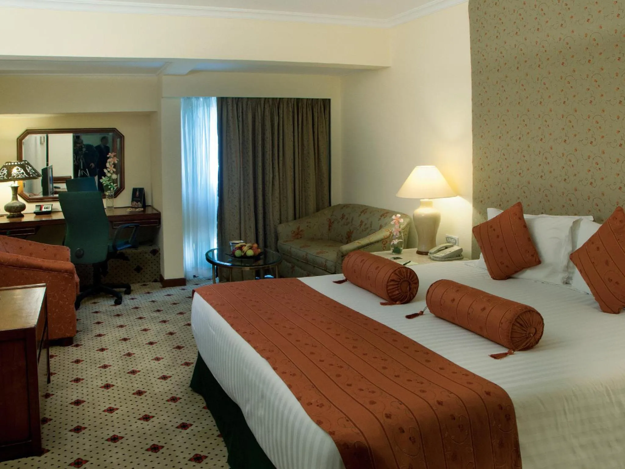 Photo of the whole room, Bed in Avari Lahore Hotel