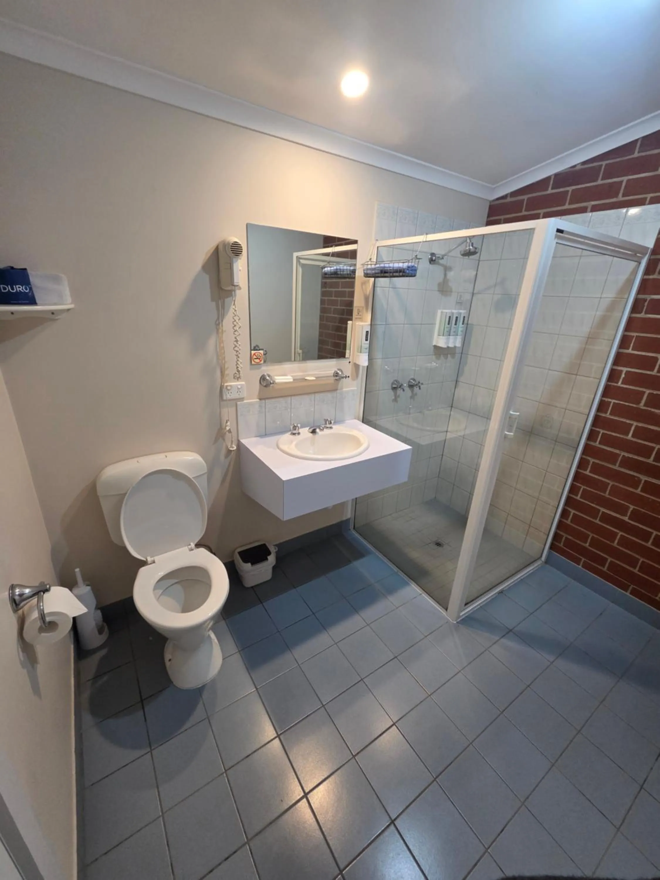 Bathroom in Mansfield Travellers Lodge
