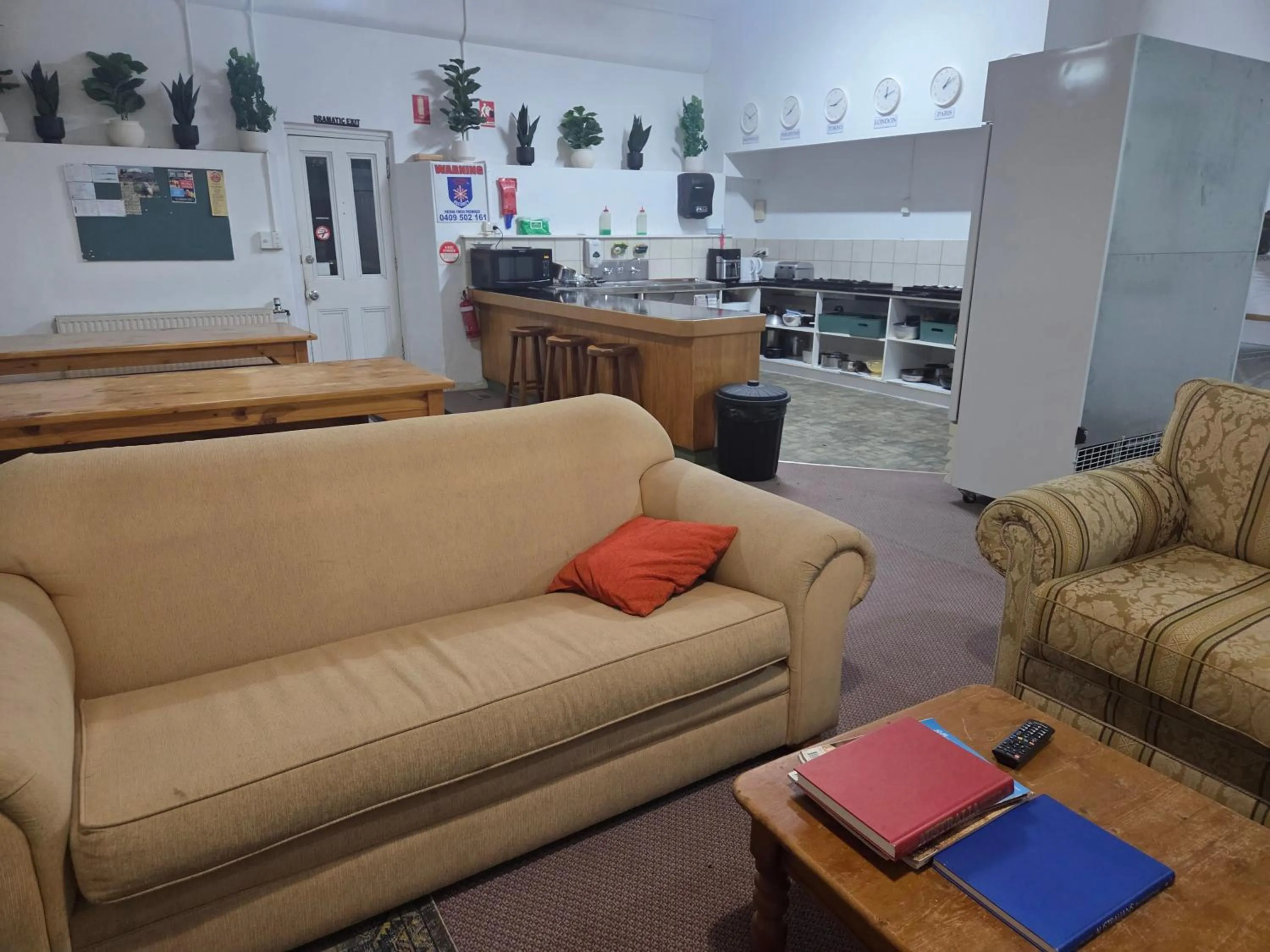 Communal lounge/ TV room in Mansfield Travellers Lodge