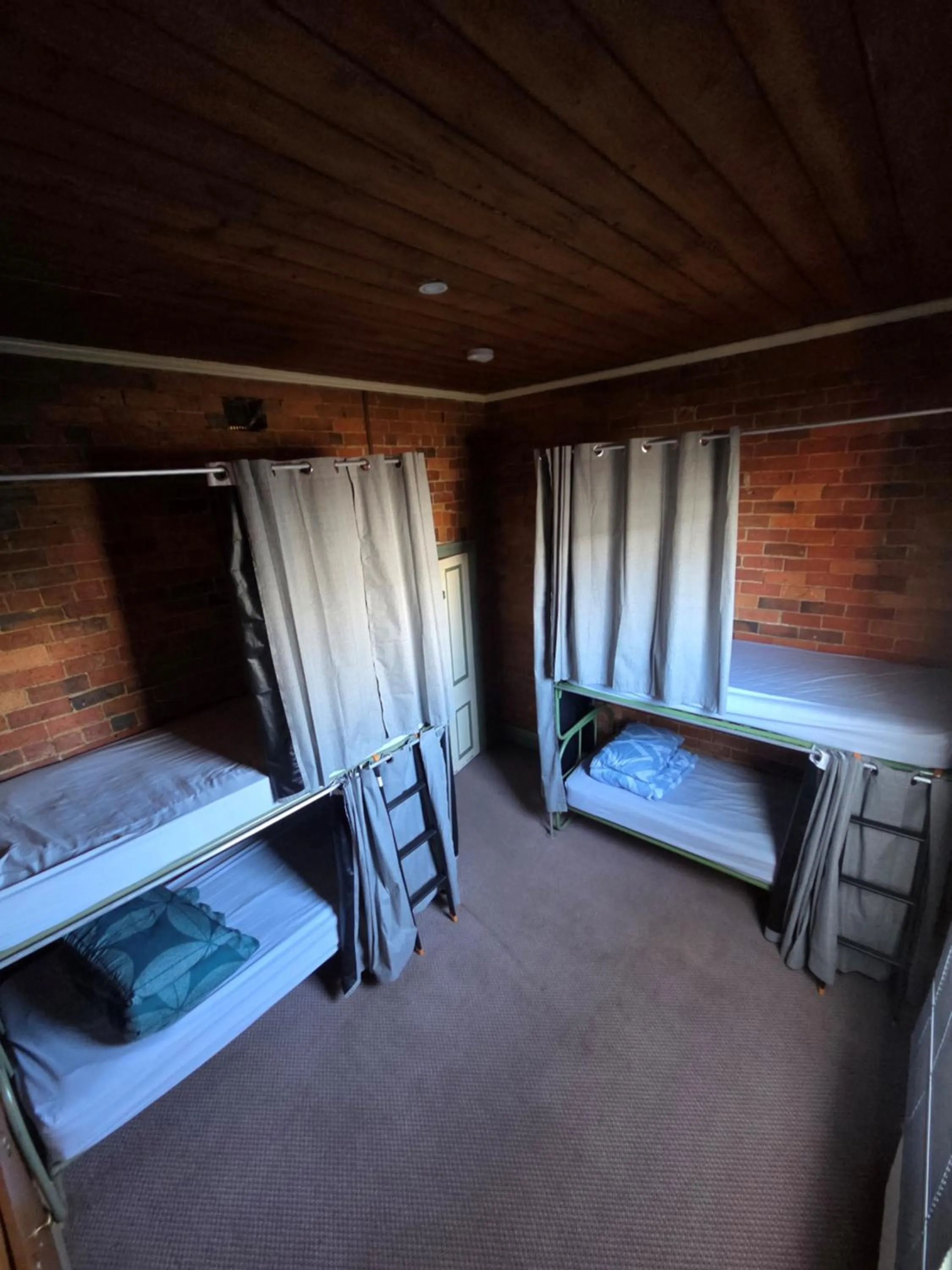 bunk bed, Bed in Mansfield Travellers Lodge