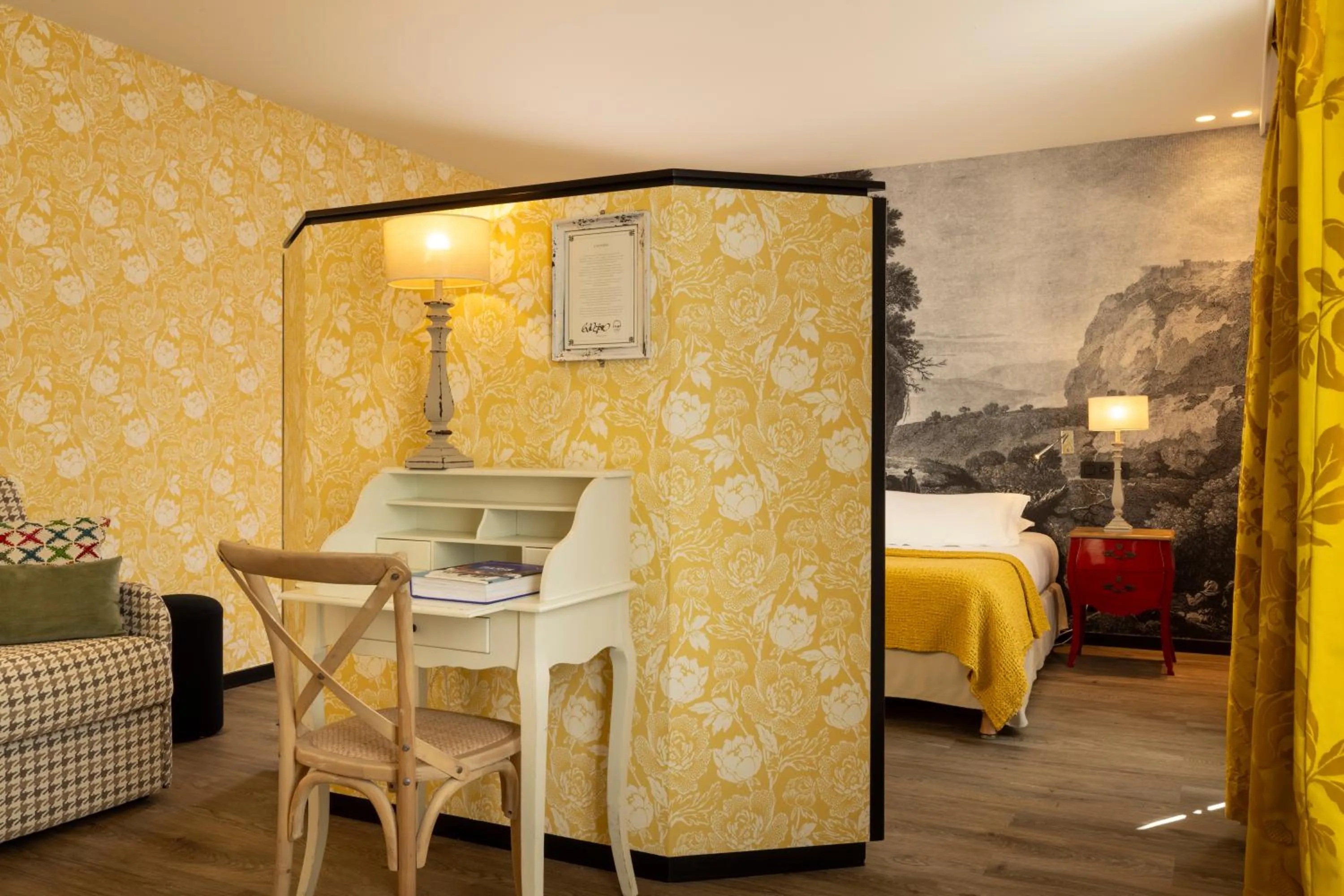 Living room, Bed in Hotel L’Antoine