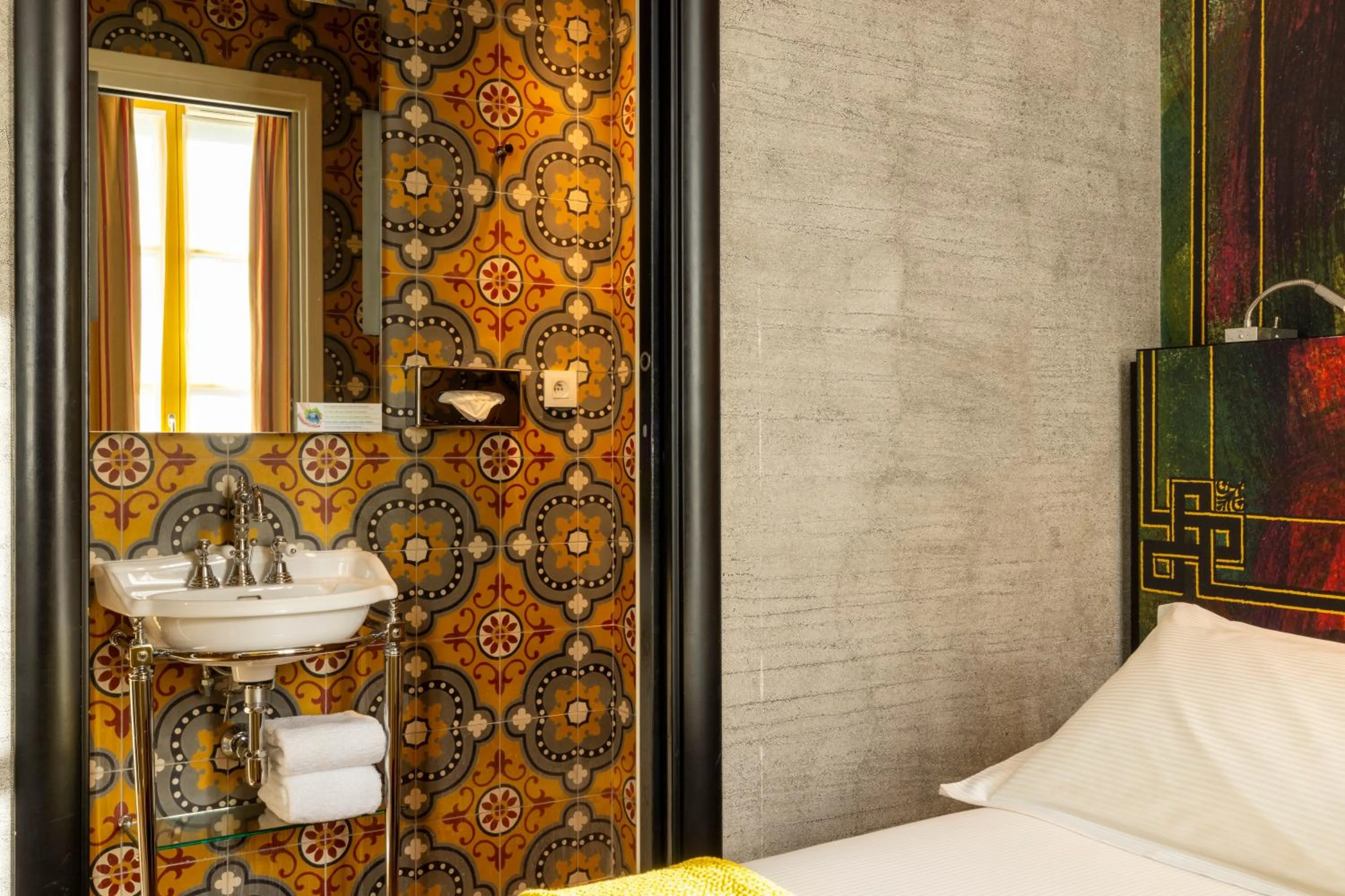 Shower, Bed in Hotel L’Antoine