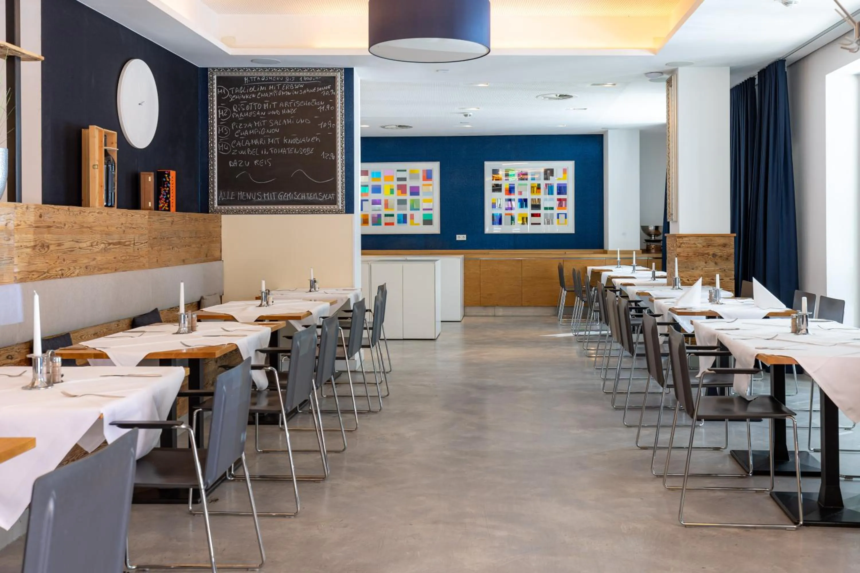 Restaurant/places to eat in Bayer 89 Vi Vadi Hotel