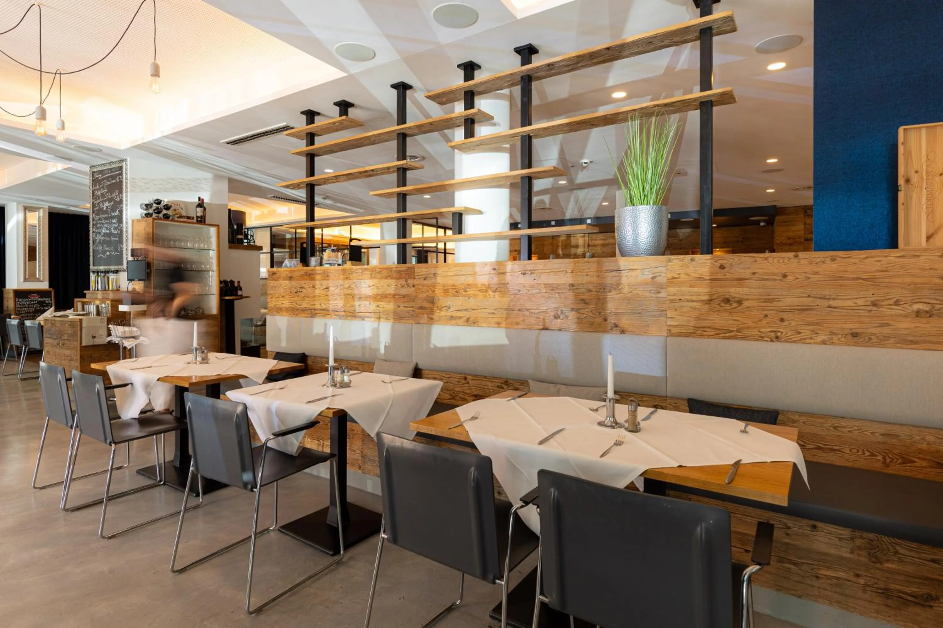 Restaurant/places to eat in Bayer 89 Vi Vadi Hotel