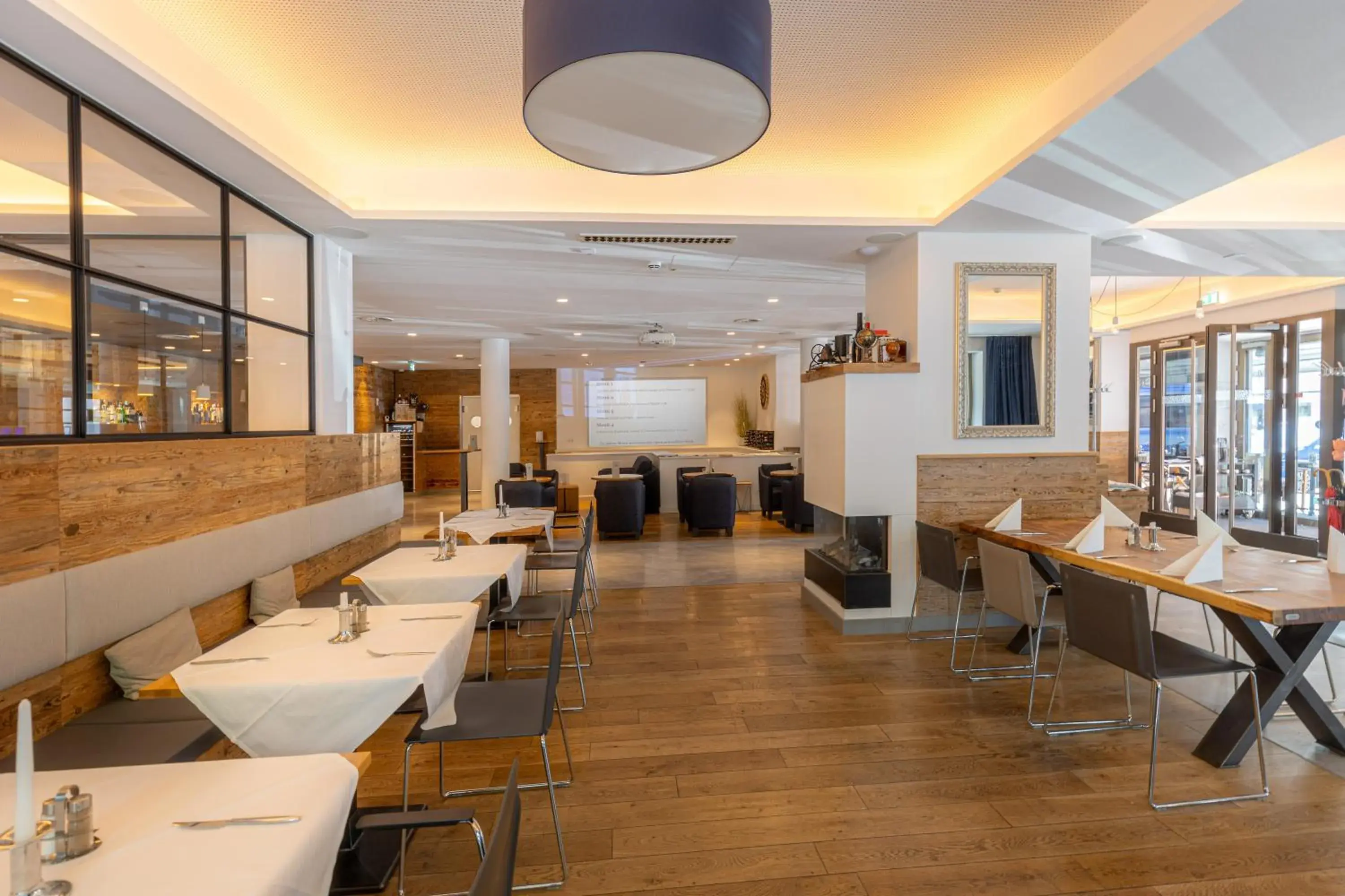 Restaurant/places to eat in Bayer 89 Vi Vadi Hotel Restaurant/places to eat in Bayer 89 Vi Vadi Hotel