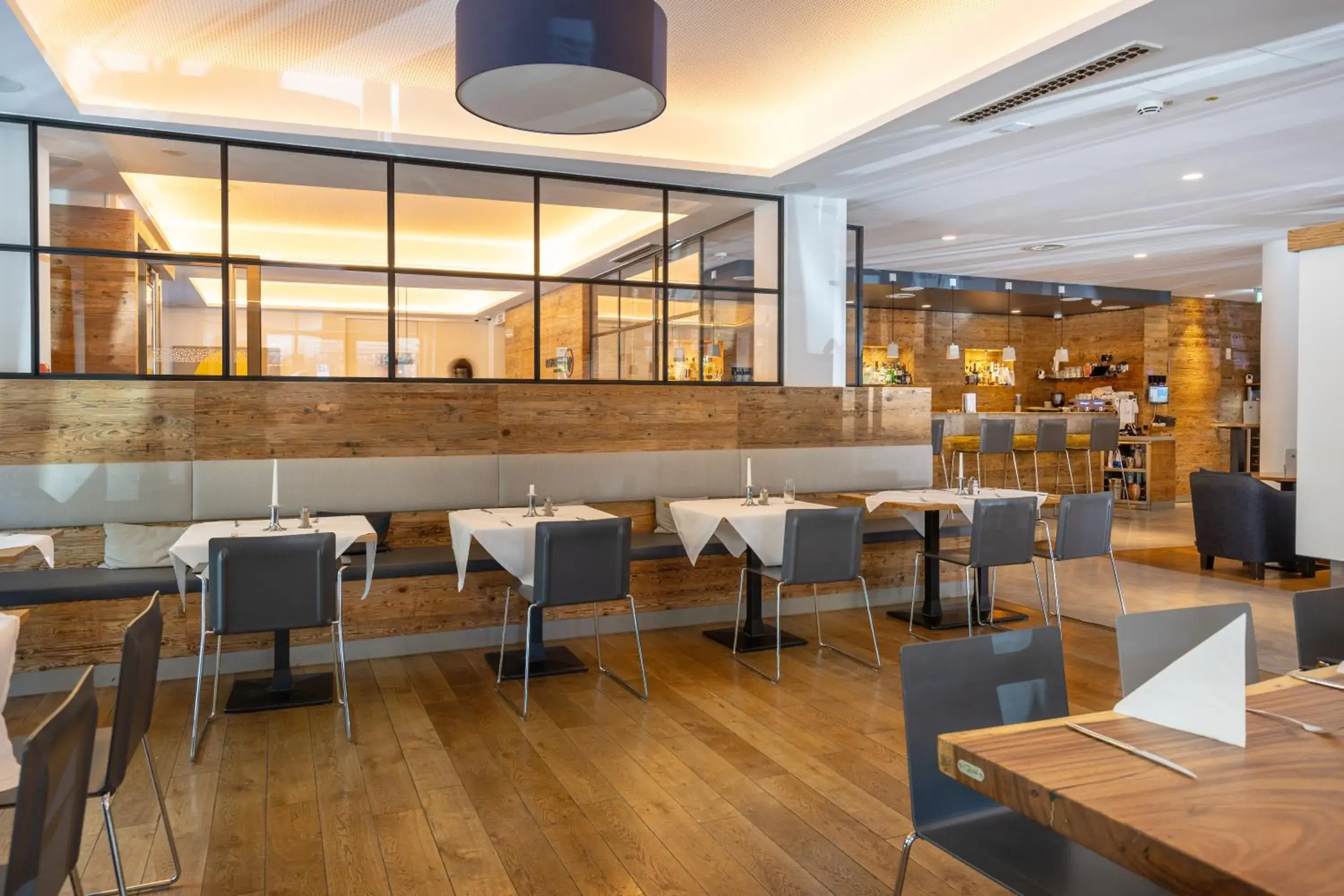 Restaurant/places to eat in Bayer 89 Vi Vadi Hotel Restaurant/places to eat in Bayer 89 Vi Vadi Hotel