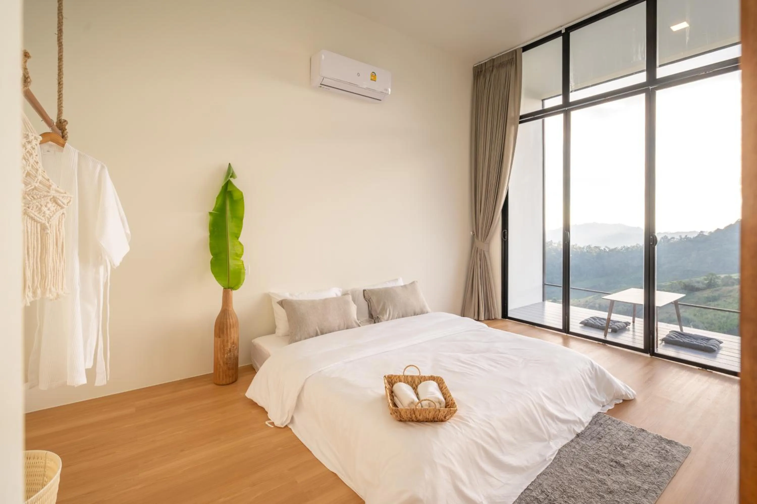 Photo of the whole room, Bed in Bon r kaad