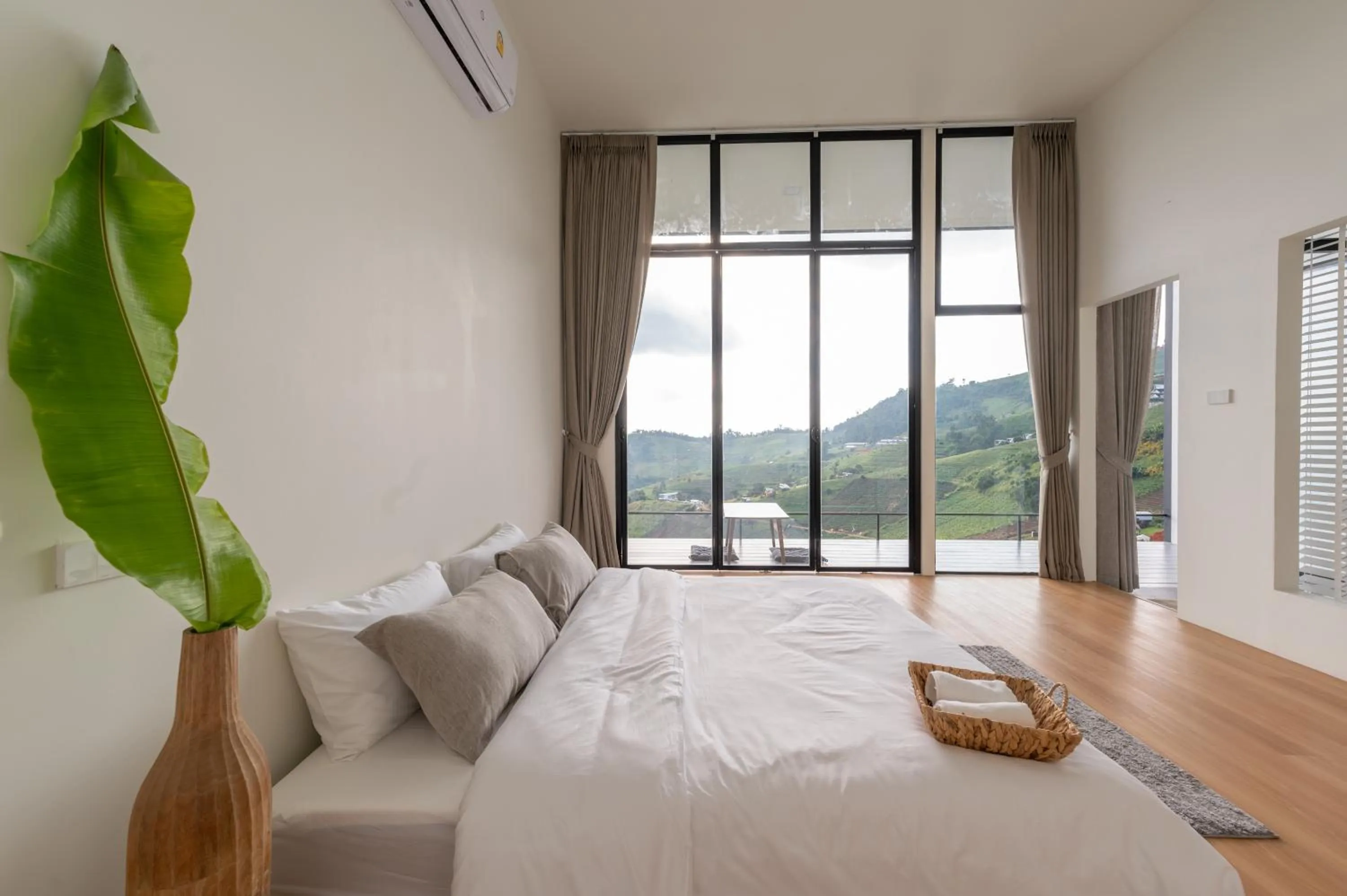 Bedroom, Bed in Bon r kaad