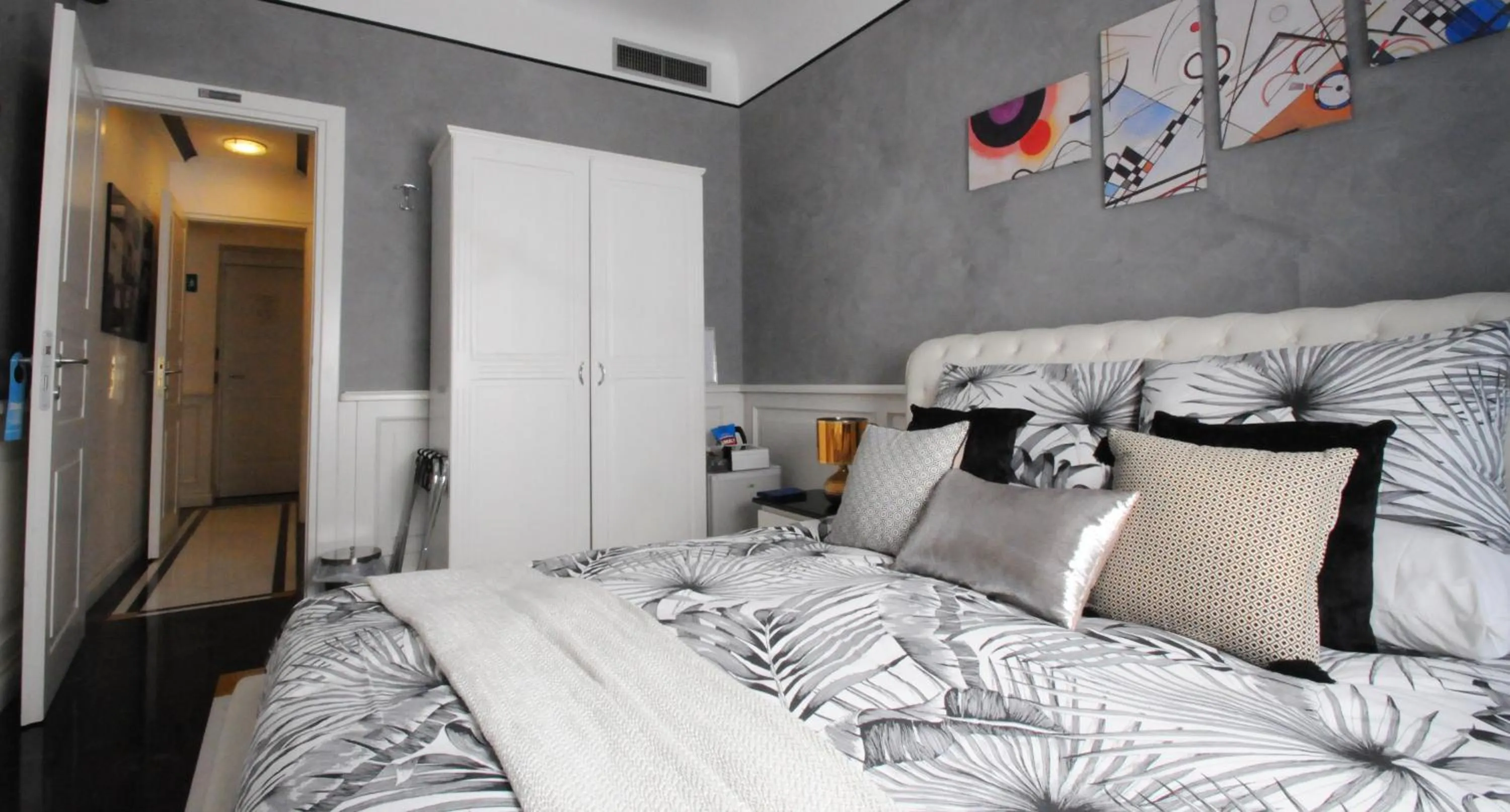 Photo of the whole room, Bed in Suite Spagna 29