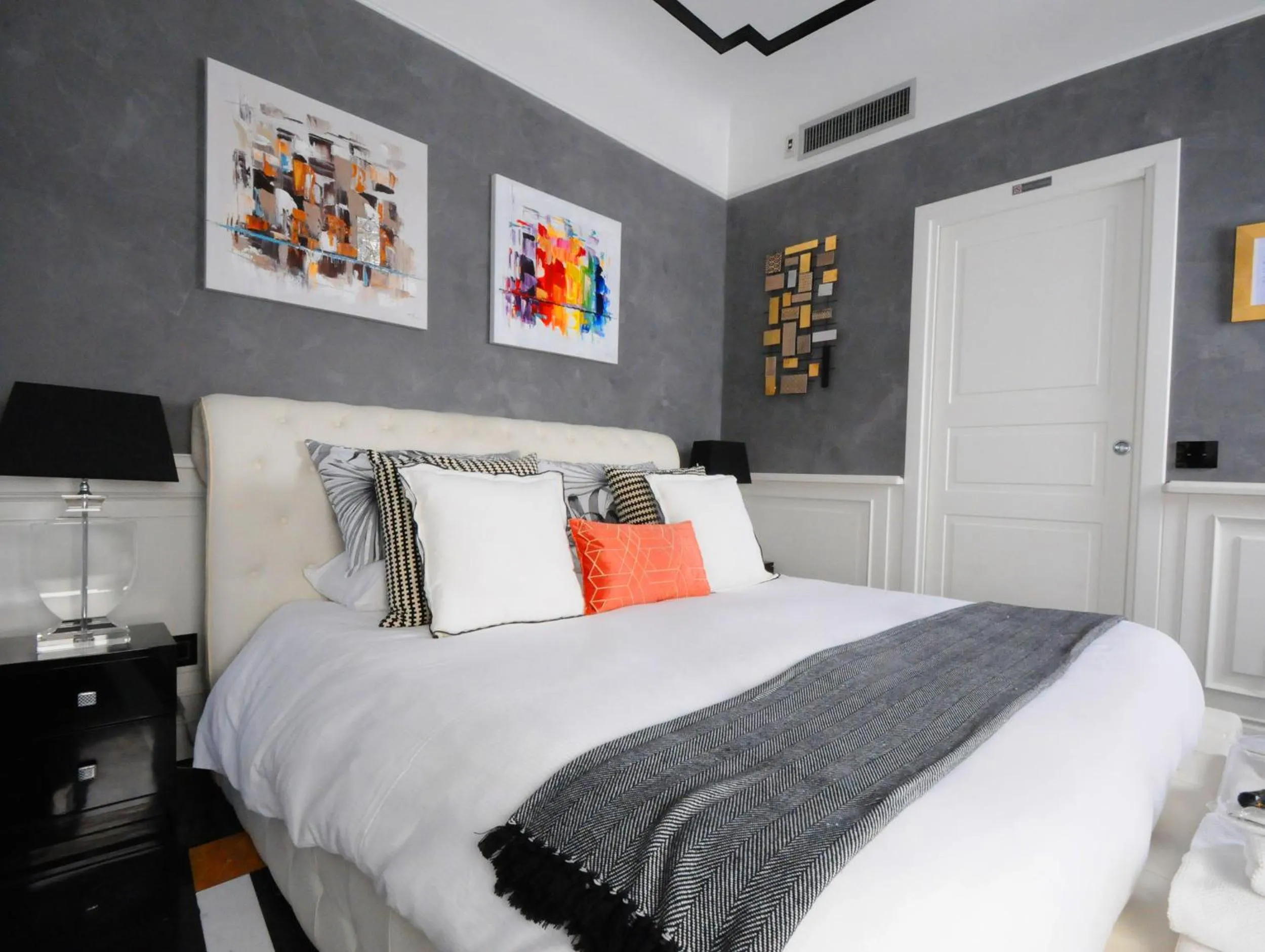 Photo of the whole room, Bed in Suite Spagna 29