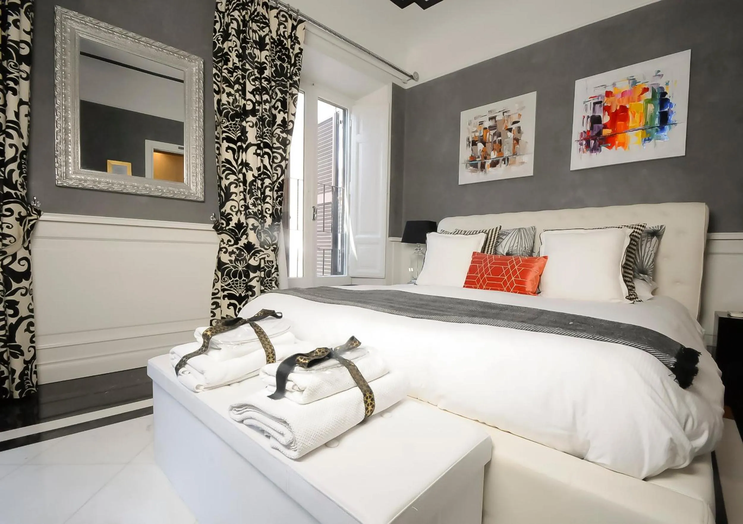 Photo of the whole room, Bed in Suite Spagna 29