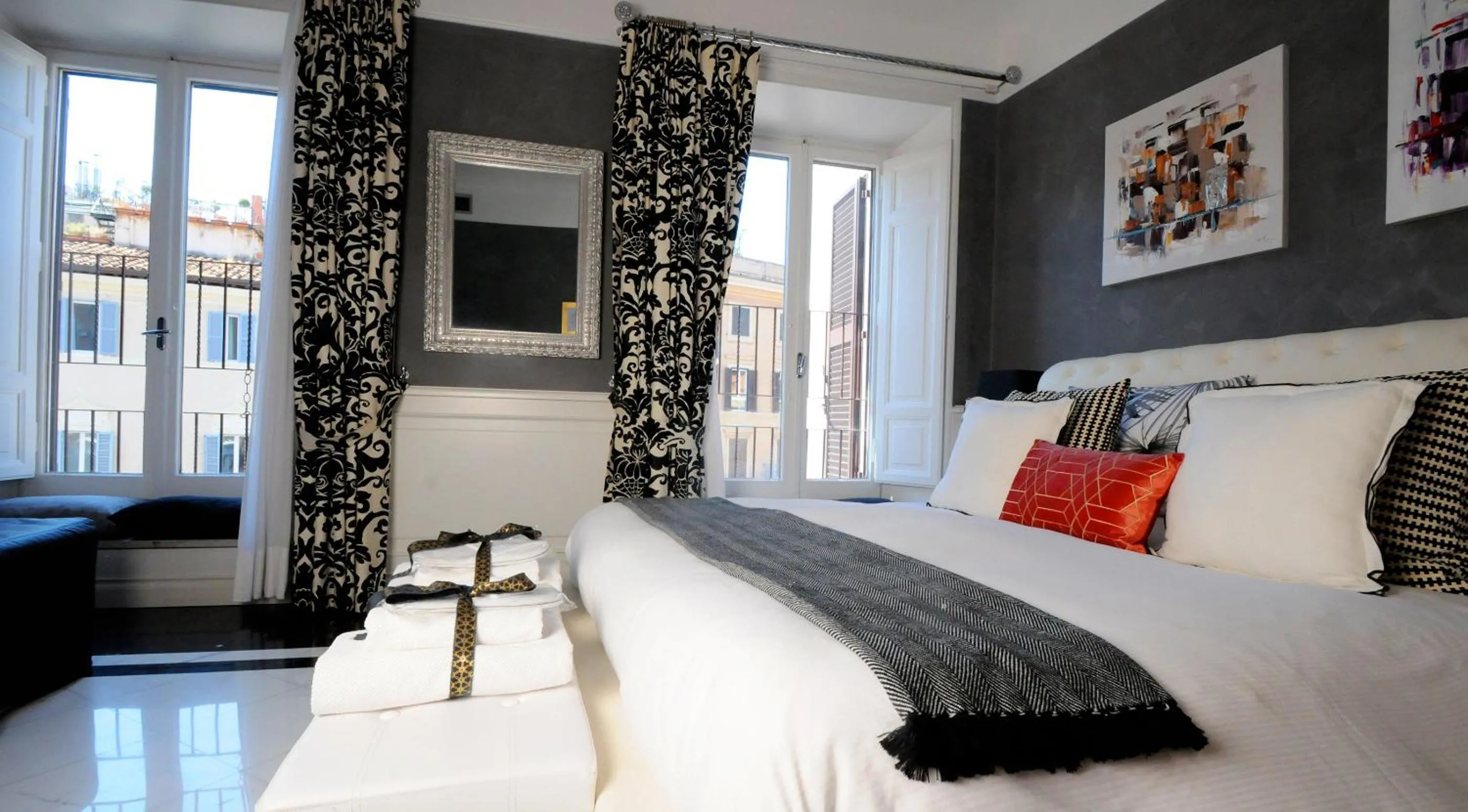 Photo of the whole room, Bed in Suite Spagna 29