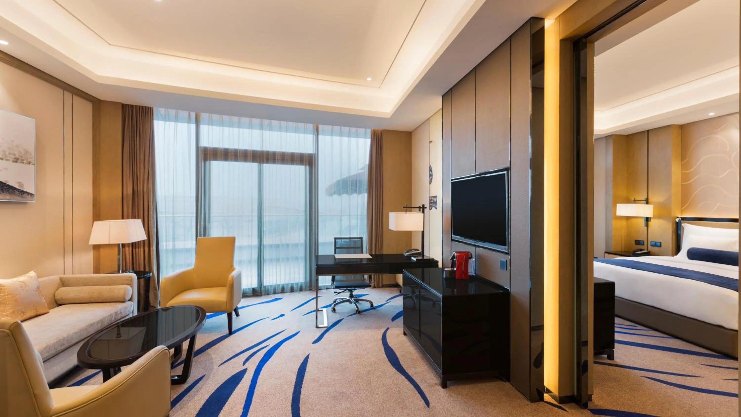 Living room, Bed in Wyndham Chongqing Yuelai