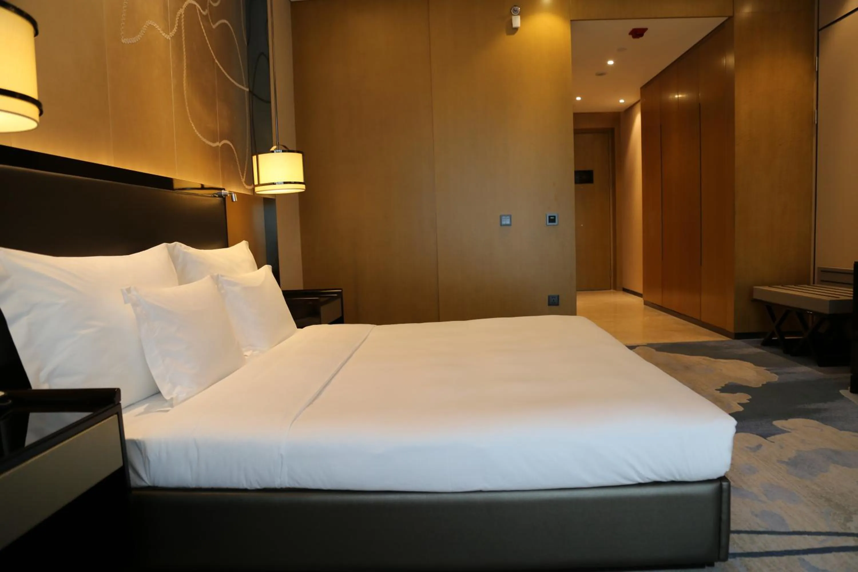 Property building, Bed in Wyndham Chongqing Yuelai