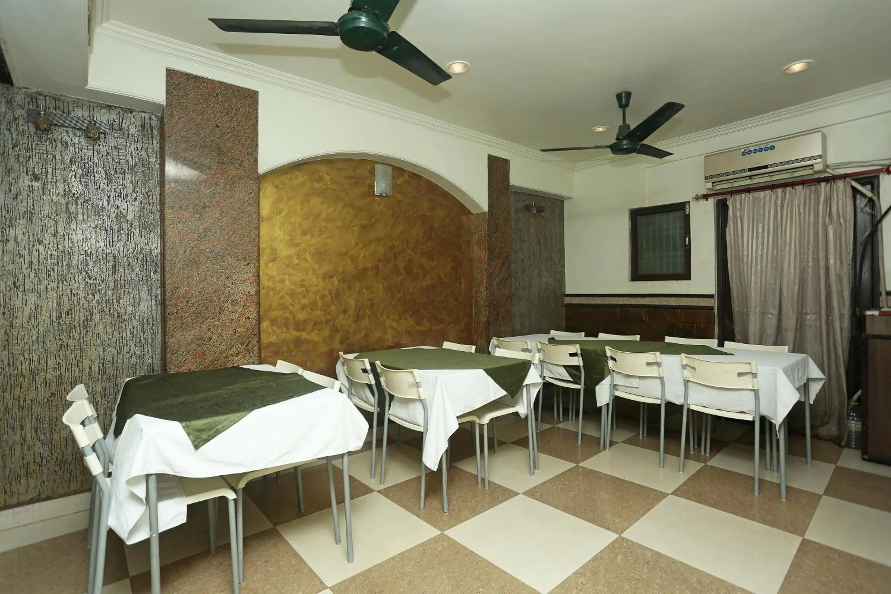 Restaurant/places to eat in Hotel O Sai President