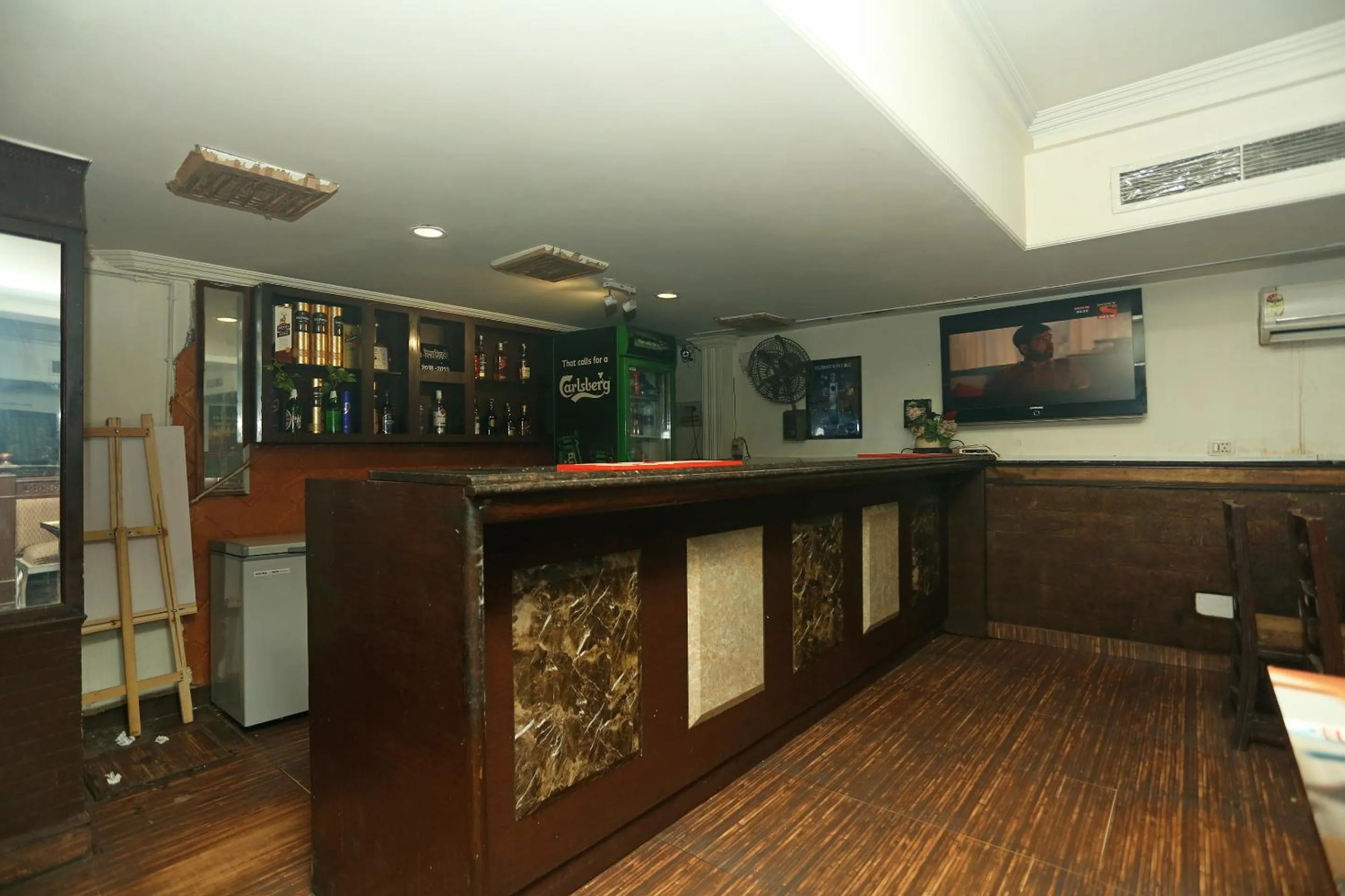 Restaurant/places to eat in Hotel O Sai President