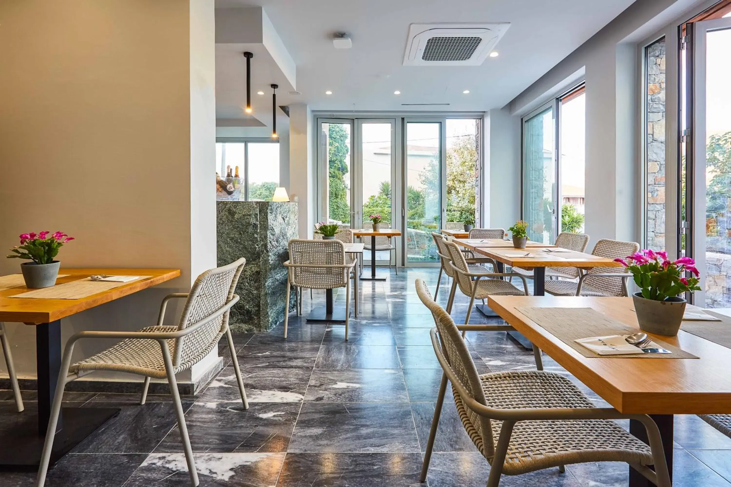 Restaurant/places to eat in Mystery Skiathos Luxury Residence Restaurant/places to eat in Mystery Skiathos Luxury Residence