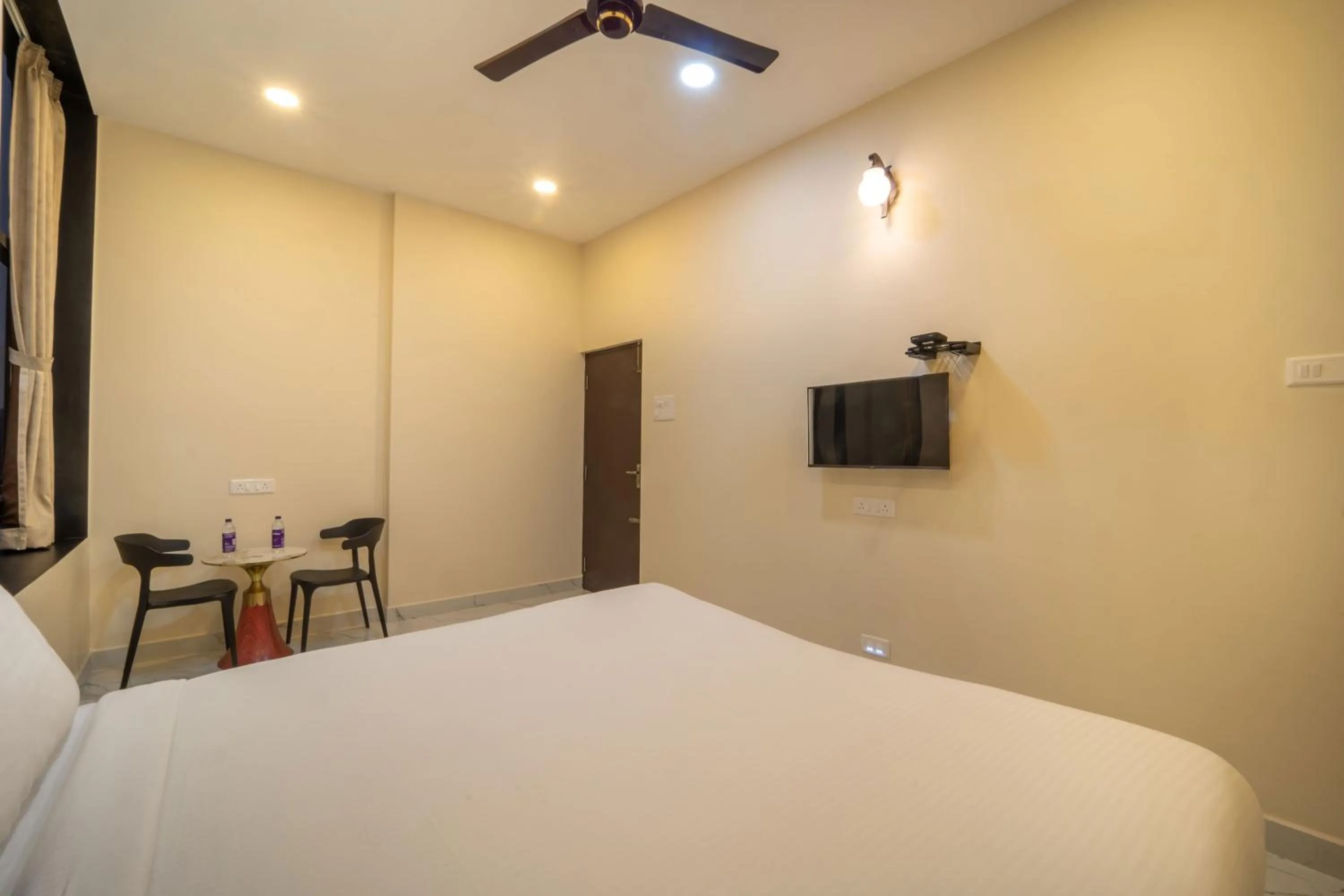 Photo of the whole room, Bed in VR Paradise - Near SIPCOT Chennai OMR