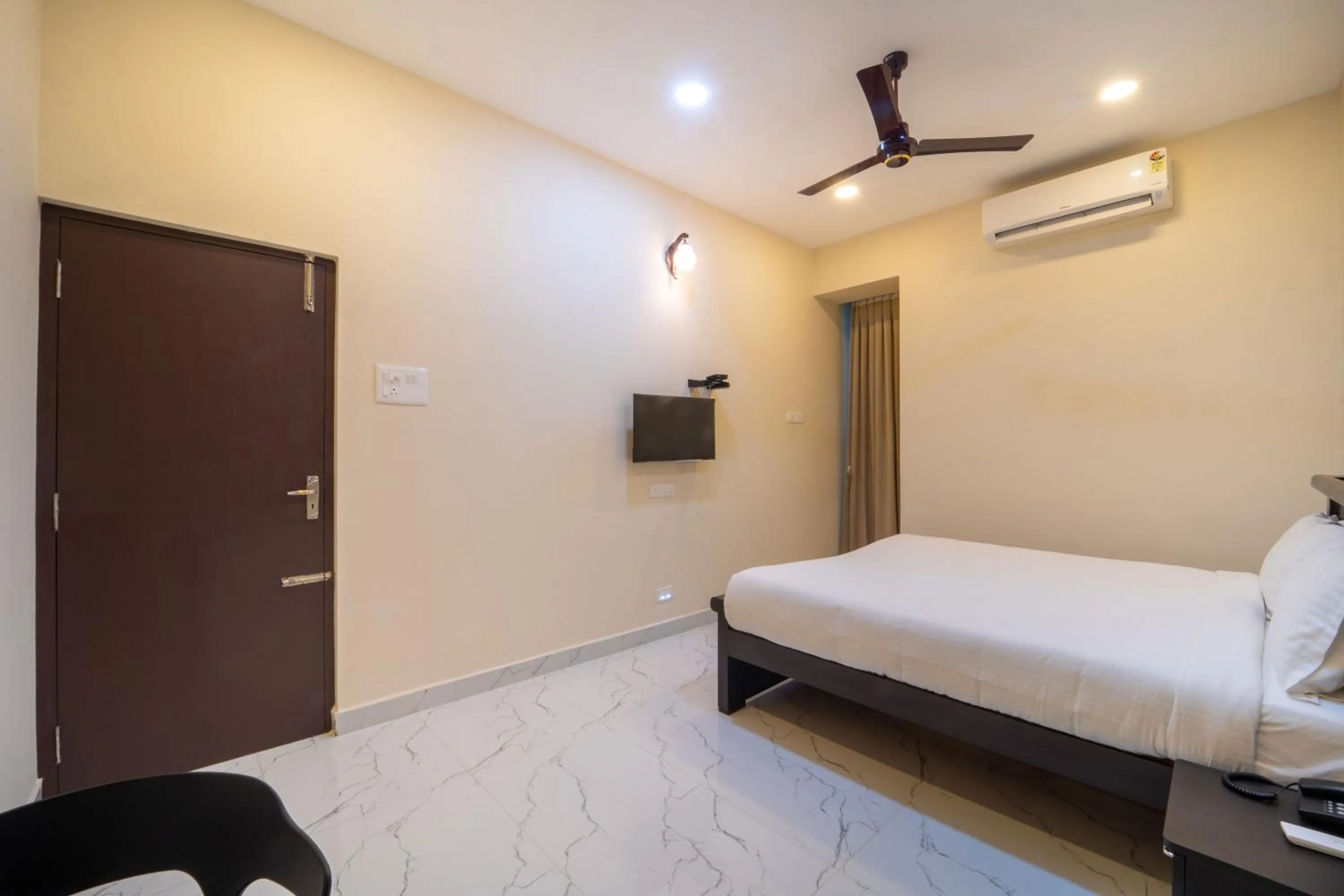 Bed in VR Paradise - Near SIPCOT Chennai OMR
