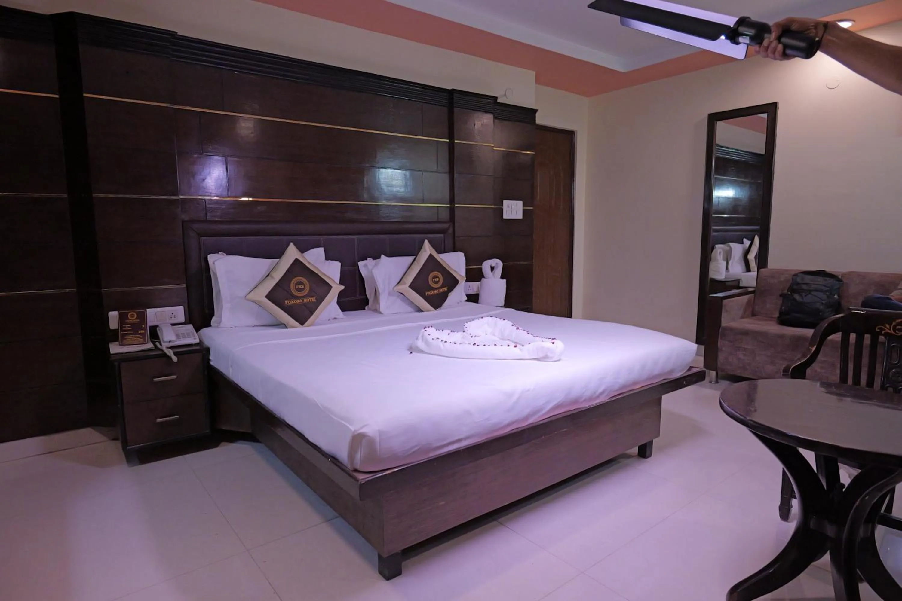 Bedroom, Bed in Foxoso Taj View Hotel