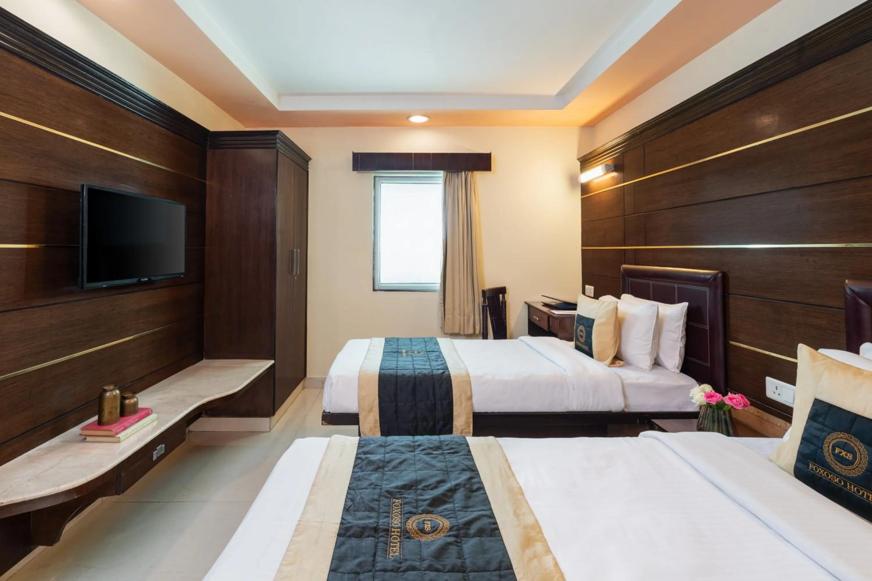 Photo of the whole room, Bed in Foxoso Taj View Hotel