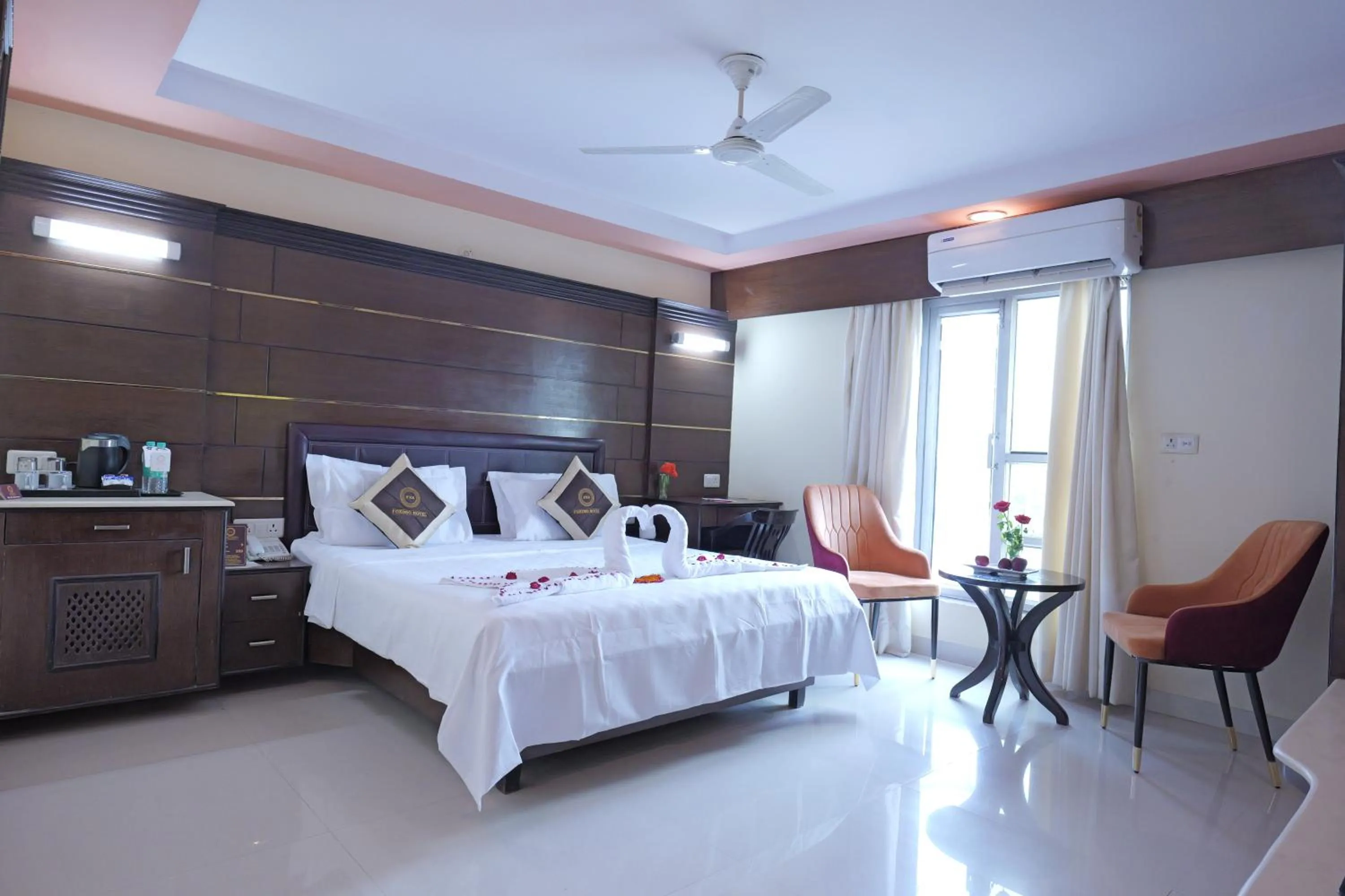 Bedroom, Bed in Foxoso Taj View Hotel