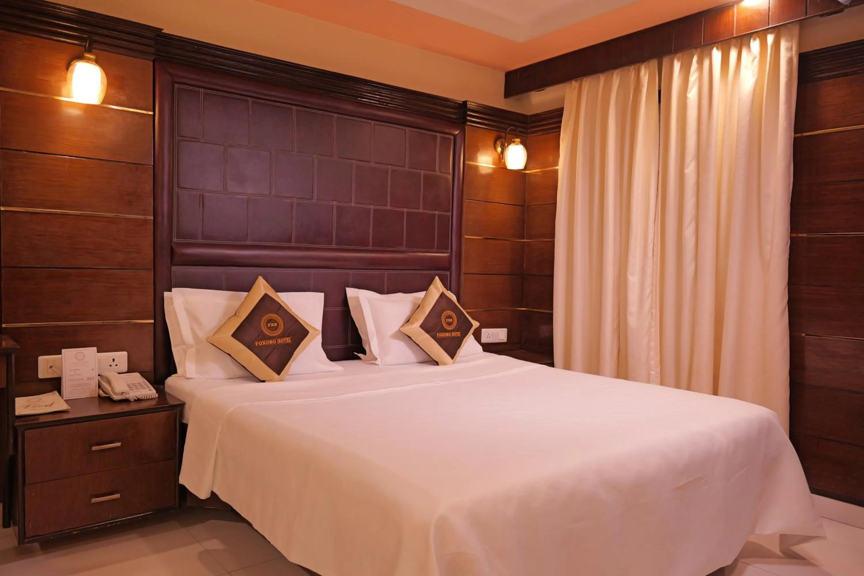 Bedroom, Bed in Foxoso Taj View Hotel