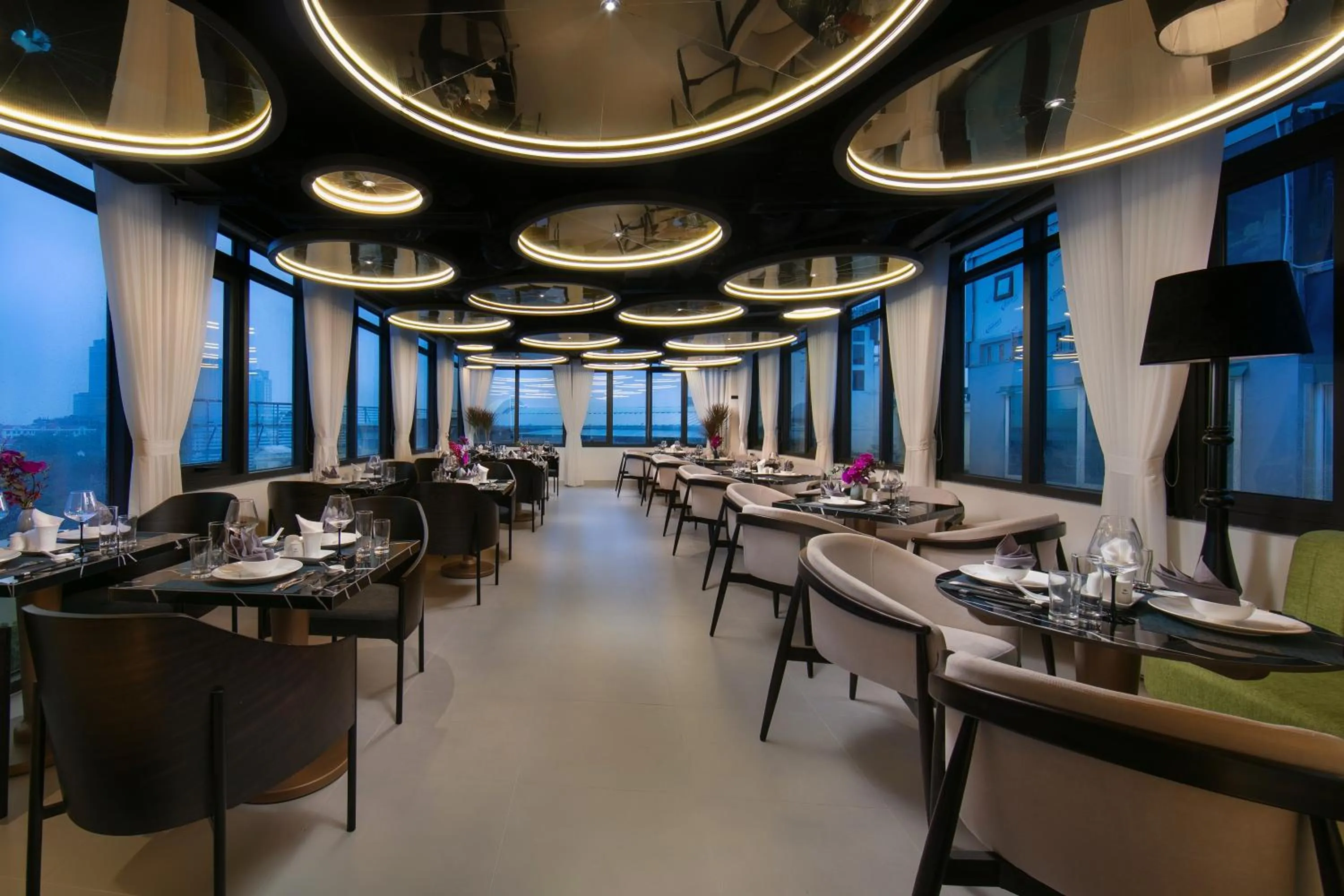 Restaurant/places to eat in Le Premier Hotel & Rooftop Bar