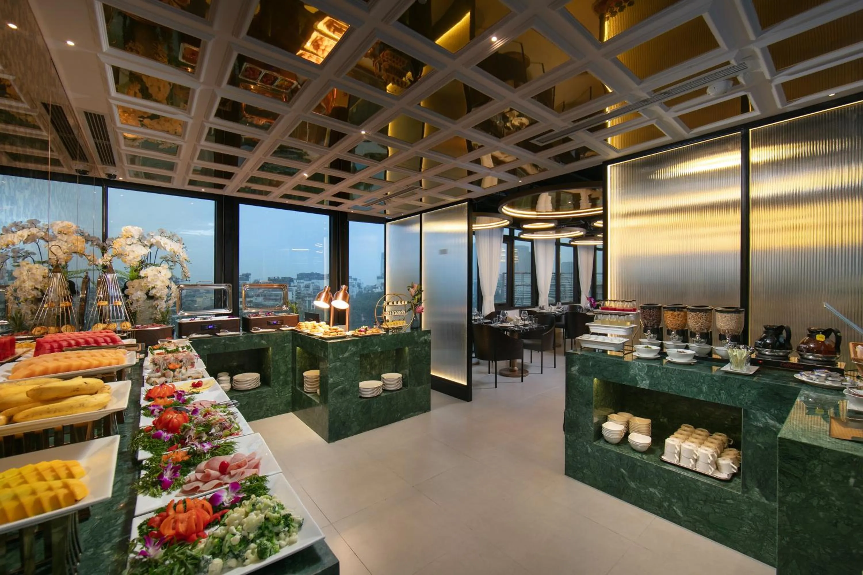 Restaurant/places to eat in Le Premier Hotel & Rooftop Bar