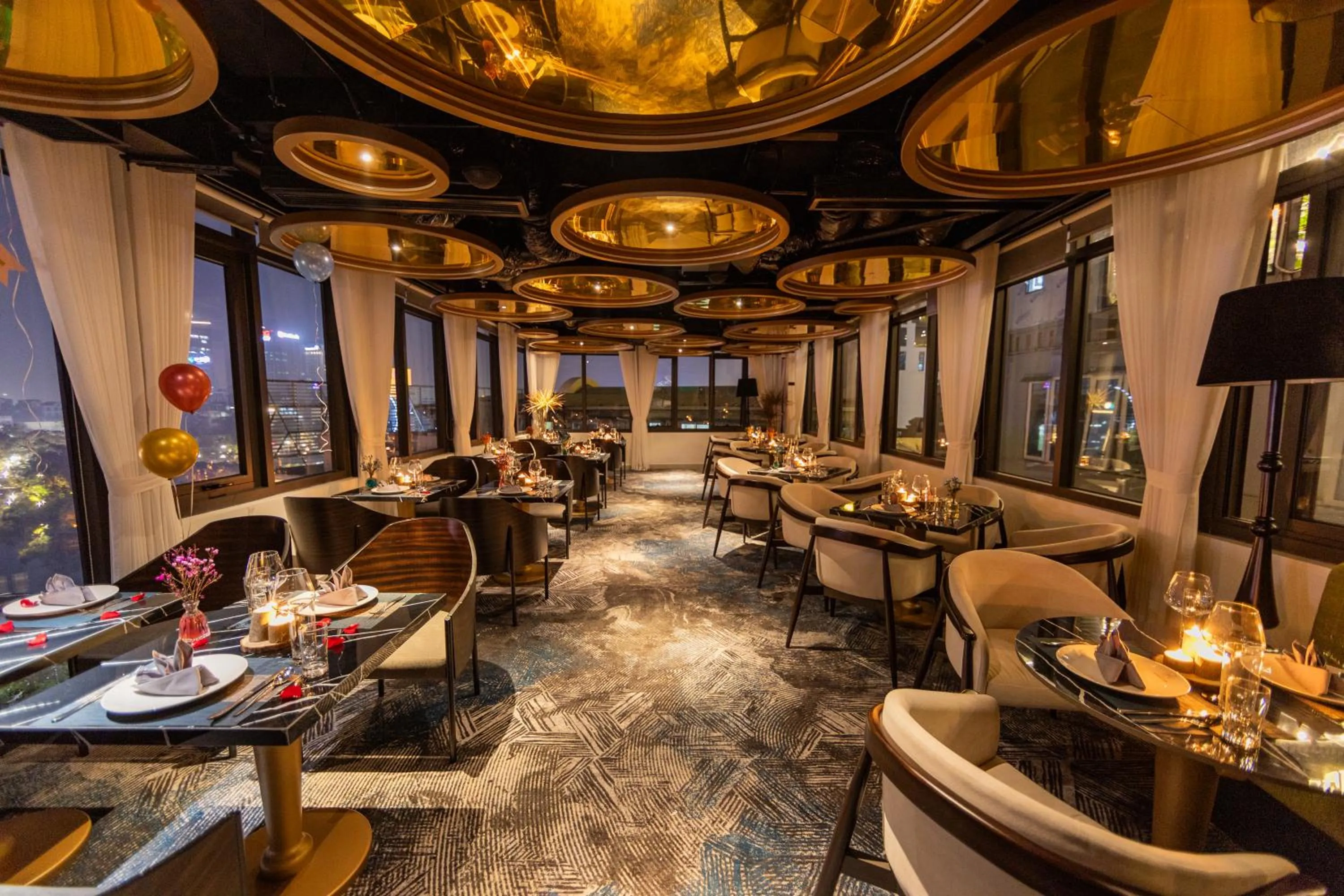 Restaurant/places to eat in Le Premier Hotel & Rooftop Bar