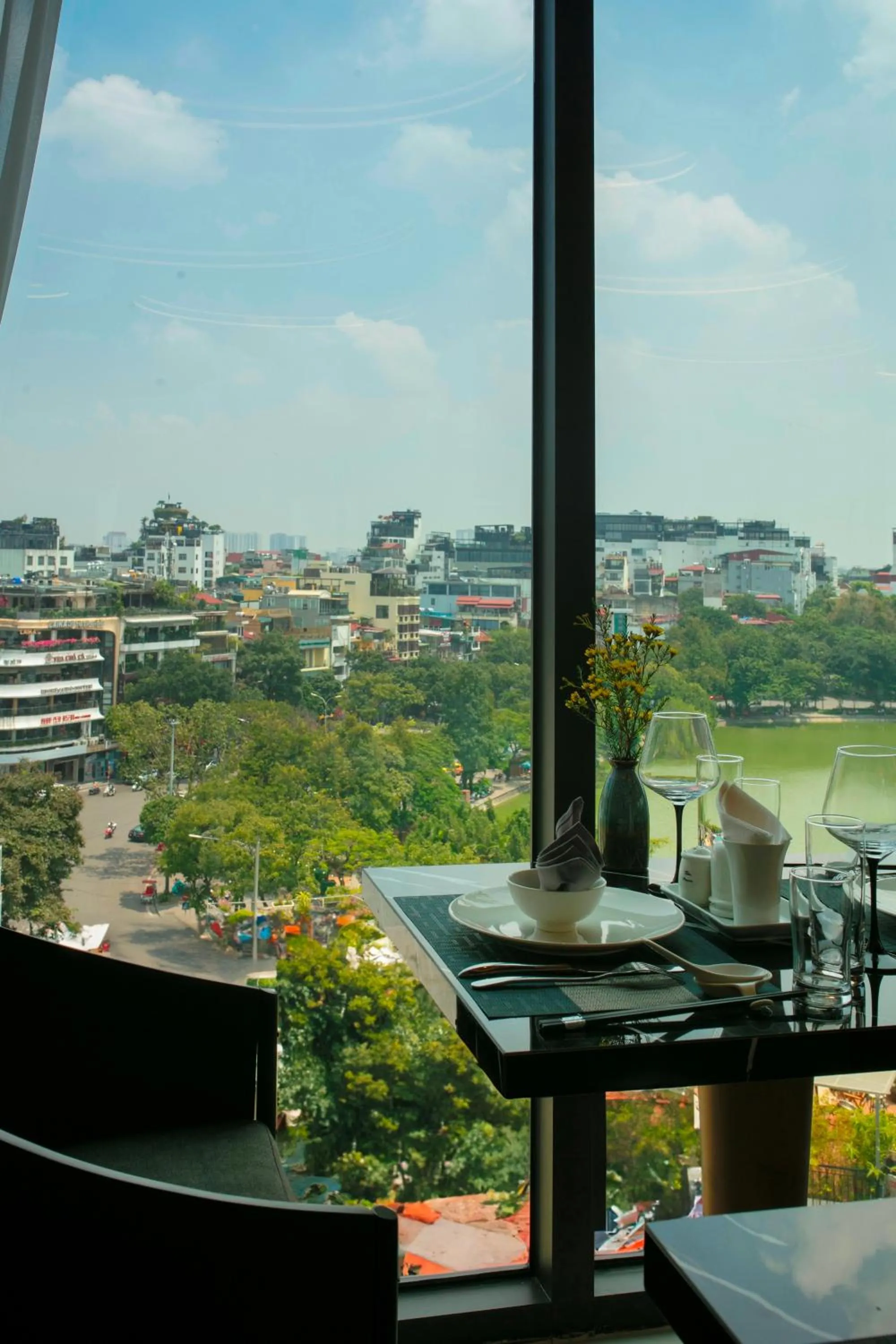 Restaurant/places to eat in Le Premier Hotel & Rooftop Bar