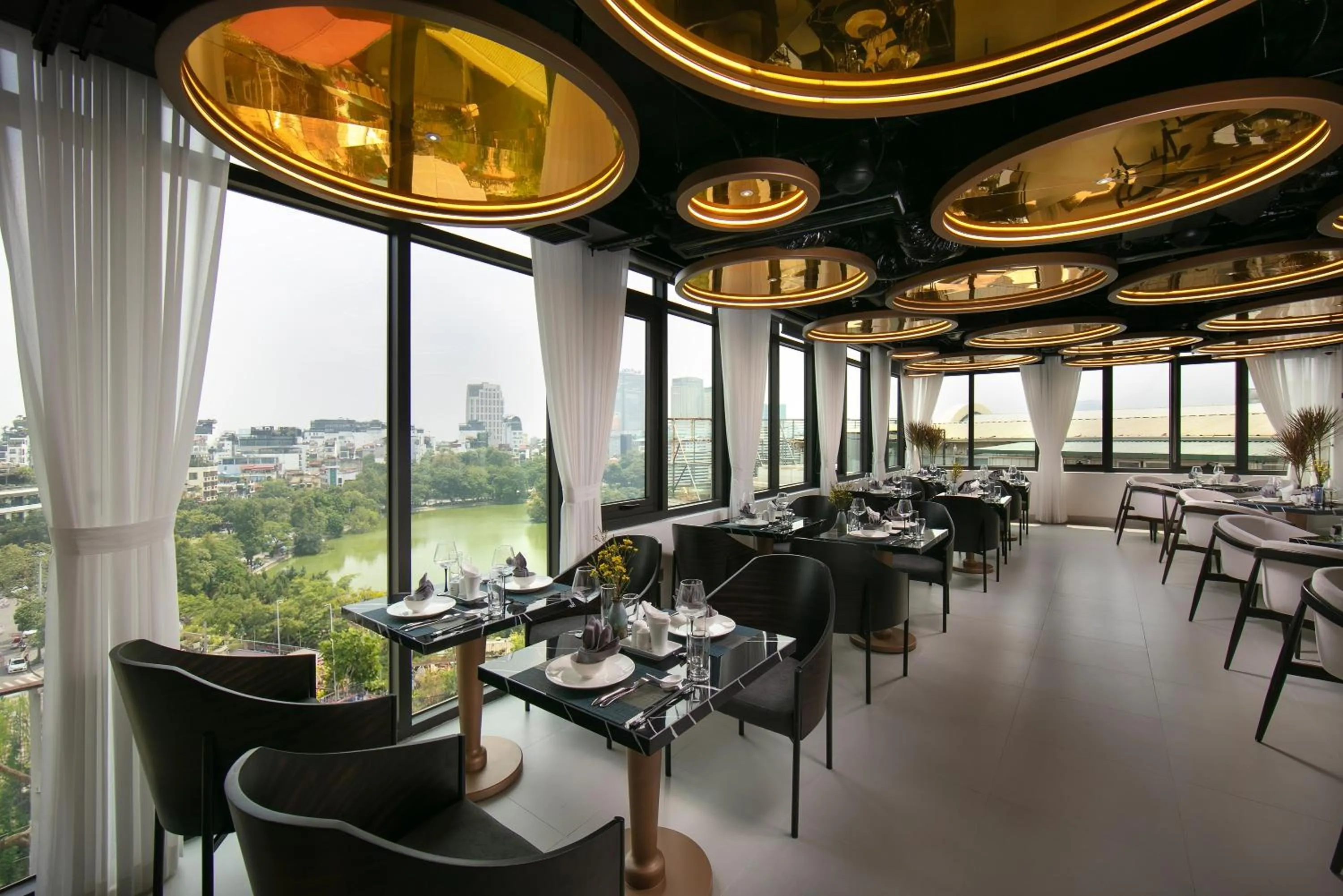 Restaurant/places to eat in Le Premier Hotel & Rooftop Bar