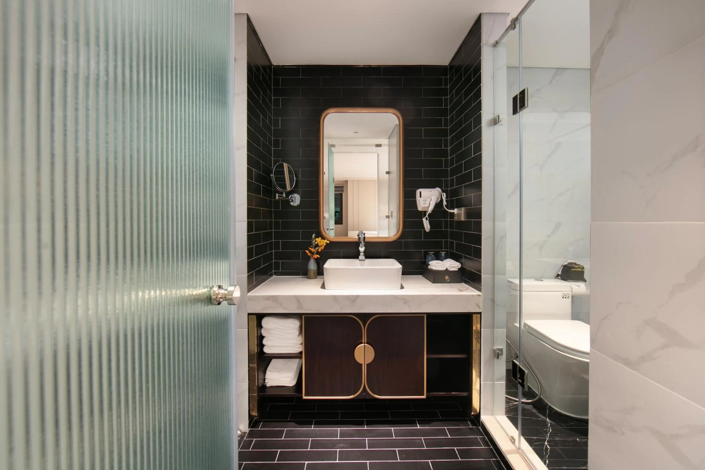 Shower in Le Premier Hotel & Rooftop Bar