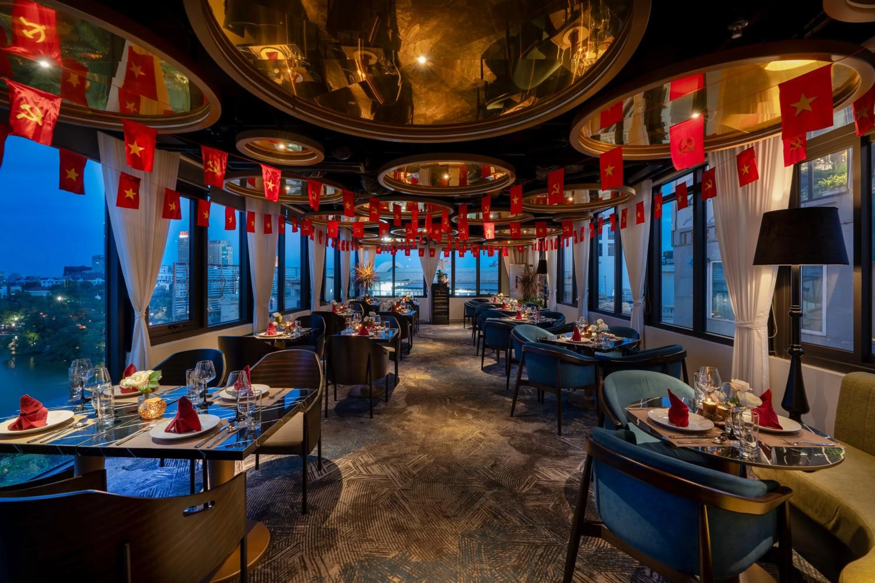 Restaurant/places to eat in Le Premier Hotel & Rooftop Bar