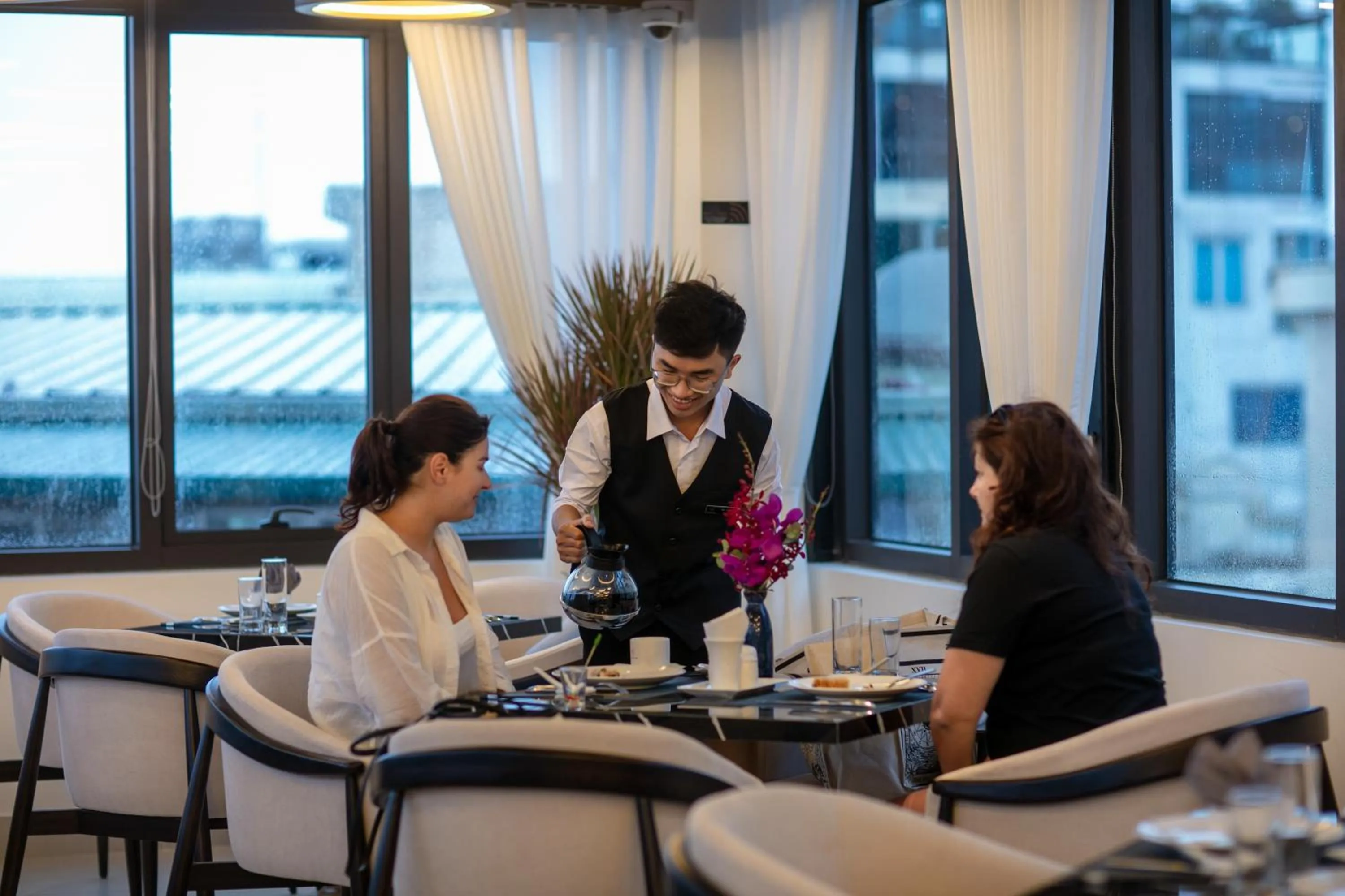 Restaurant/places to eat in Le Premier Hotel & Rooftop Bar