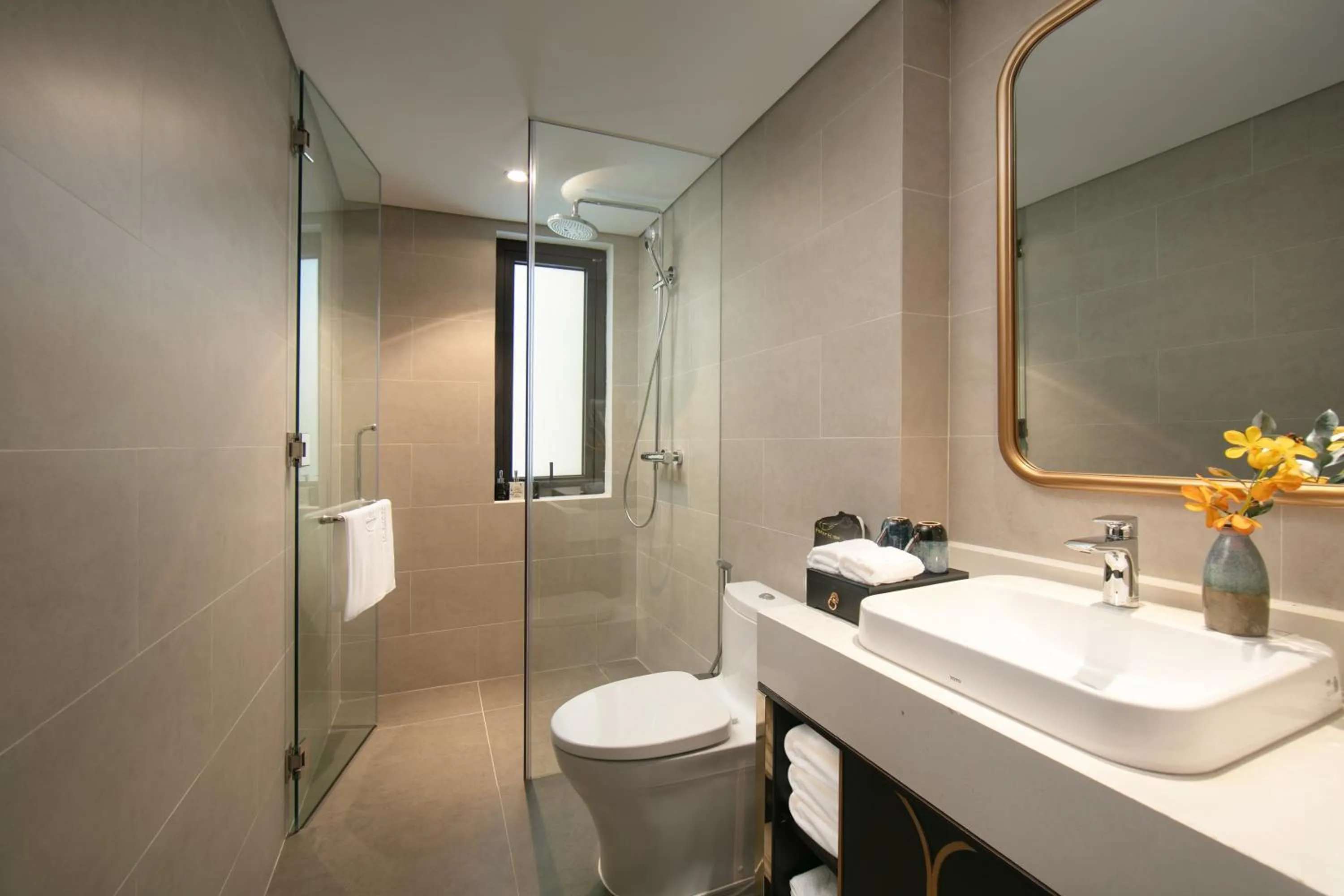 Shower in Le Premier Hotel & Rooftop Bar