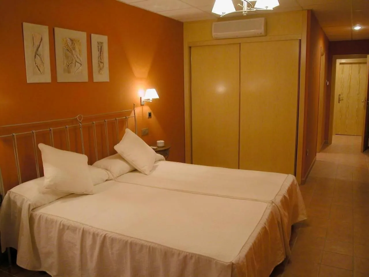 Photo of the whole room, Bed in Hotel Villa de Estercuel